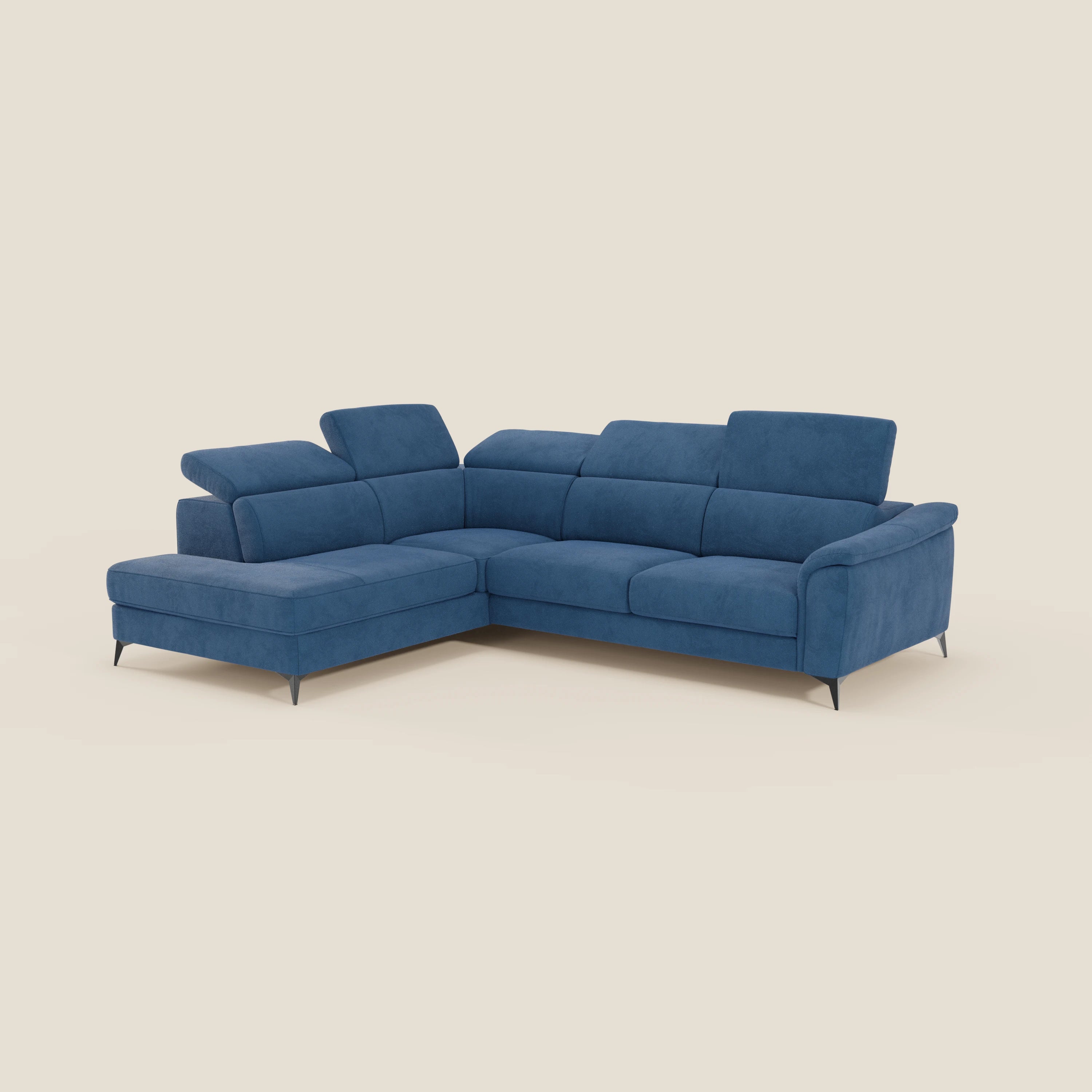 Arcos Divano angolare di Divani.Store è caratterizzato da alti piedini in metallo, poggiatesta regolabili, morbide sedute imbottite e una chaise longue estensibile in microfibra impermeabile blu T11, su uno sfondo beige chiaro.
