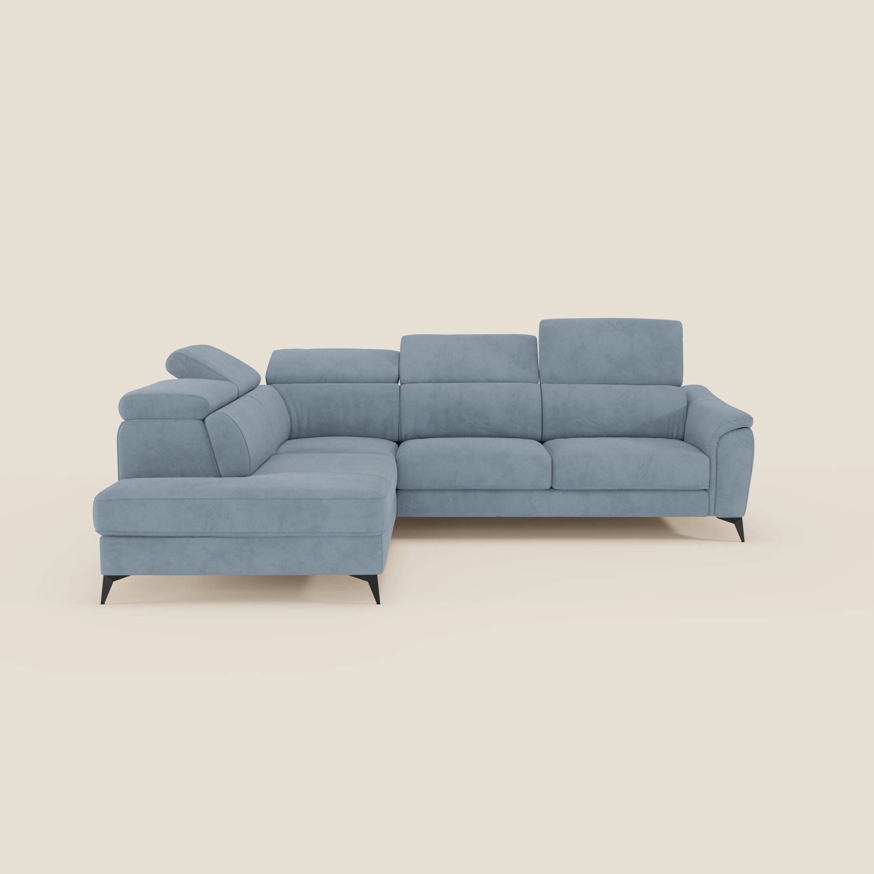 Arcos Divano angolare di Divani.Store è caratterizzato da gambe alte, poggiatesta reclinabili e rivestimento in microfibra impermeabile T11 carta da zucchero, con un look minimalista e linee pulite.