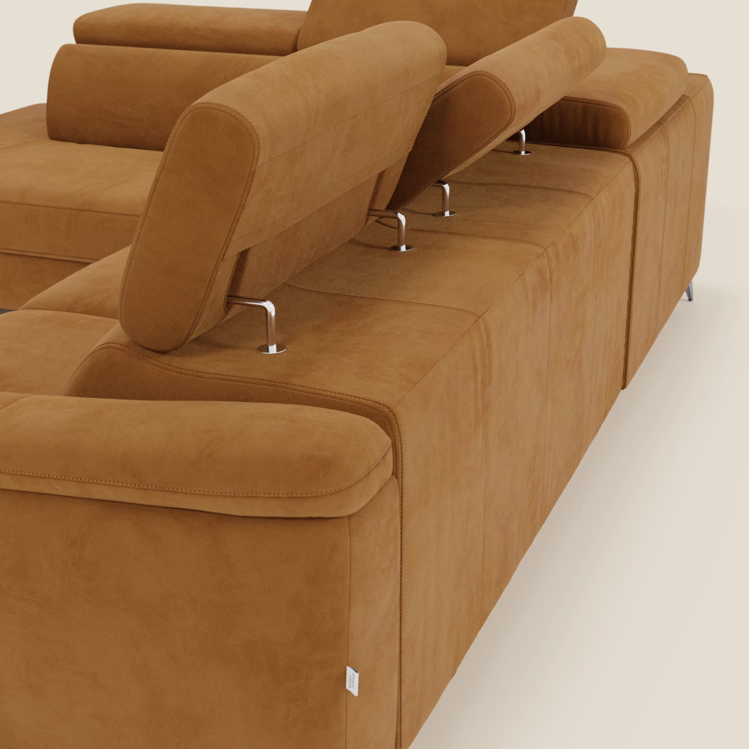 Il divano angolare Arcos di Divani.Store è caratterizzato da gambe alte, poggiatesta reclinabili con supporti cromati, ampi braccioli imbottiti, chaise longue estraibile e rivestimento in microfibra impermeabile T11 cuoio. Design minimalista su sfondo chiaro.