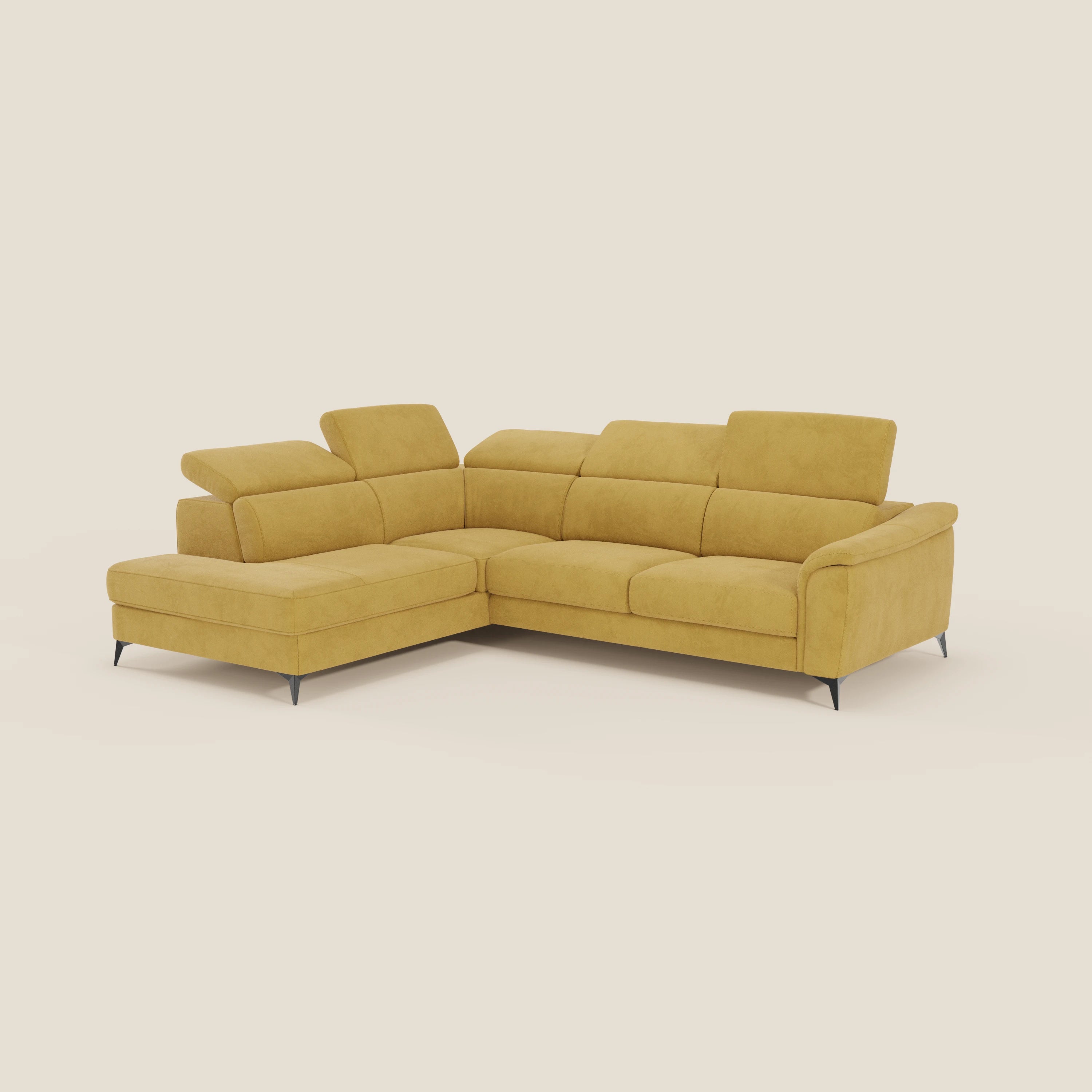 Arcos Divano angolare di Divani.Store è un moderno divano a L in microfibra impermeabile T11 giallo senape, caratterizzato da alte e sottili gambe nere, poggiatesta regolabili, braccioli bassi e un'elegante chaise longue su sfondo crema.