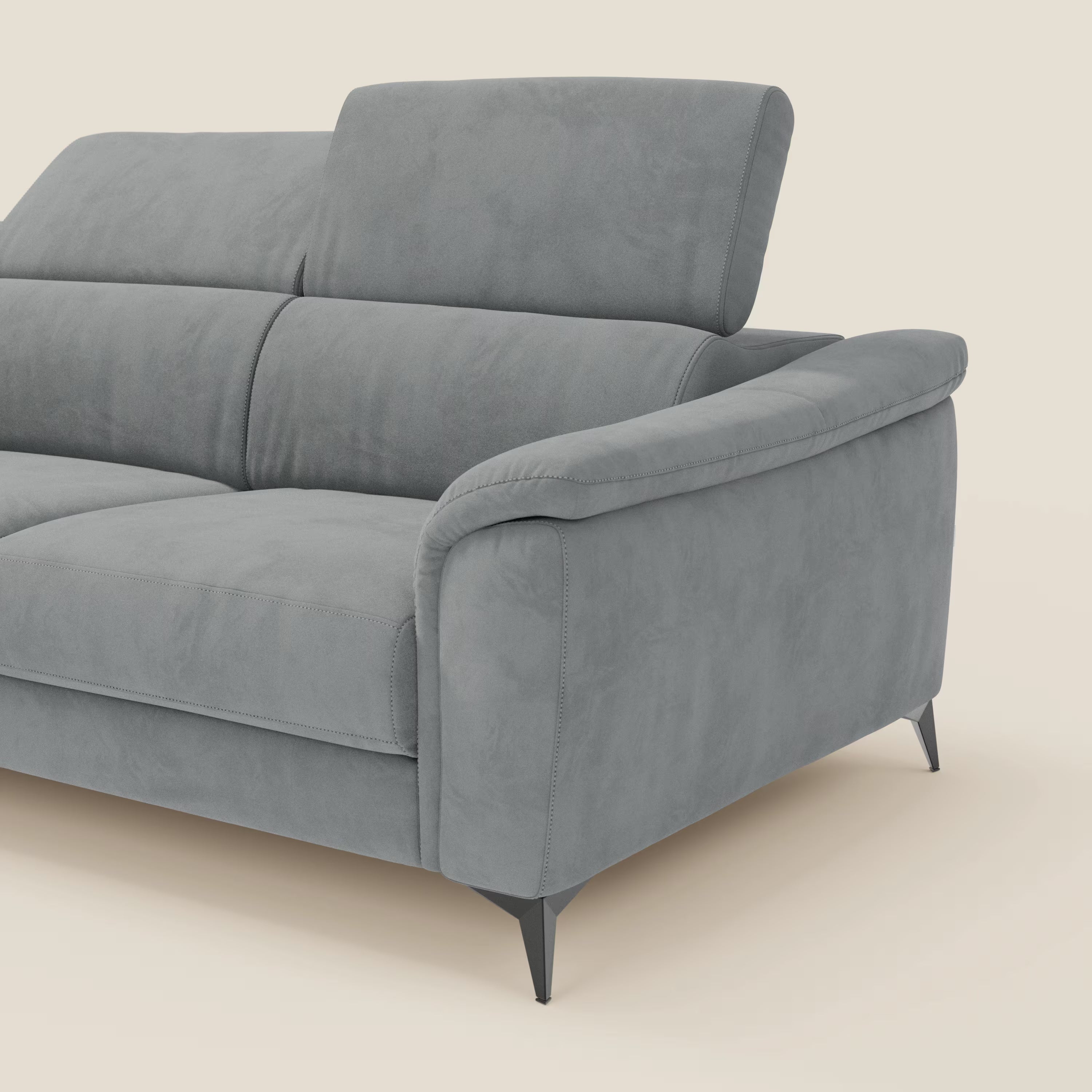 Arcos Divano angolare di Divani.Store, presentato in microfibra impermeabile grigio chiaro T11 con cuscini in tessuto, ampi braccioli imbottiti, poggiatesta reclinabili e sottili gambe in metallo nero. Solo il lato destro è visibile su uno sfondo bianco sporco.