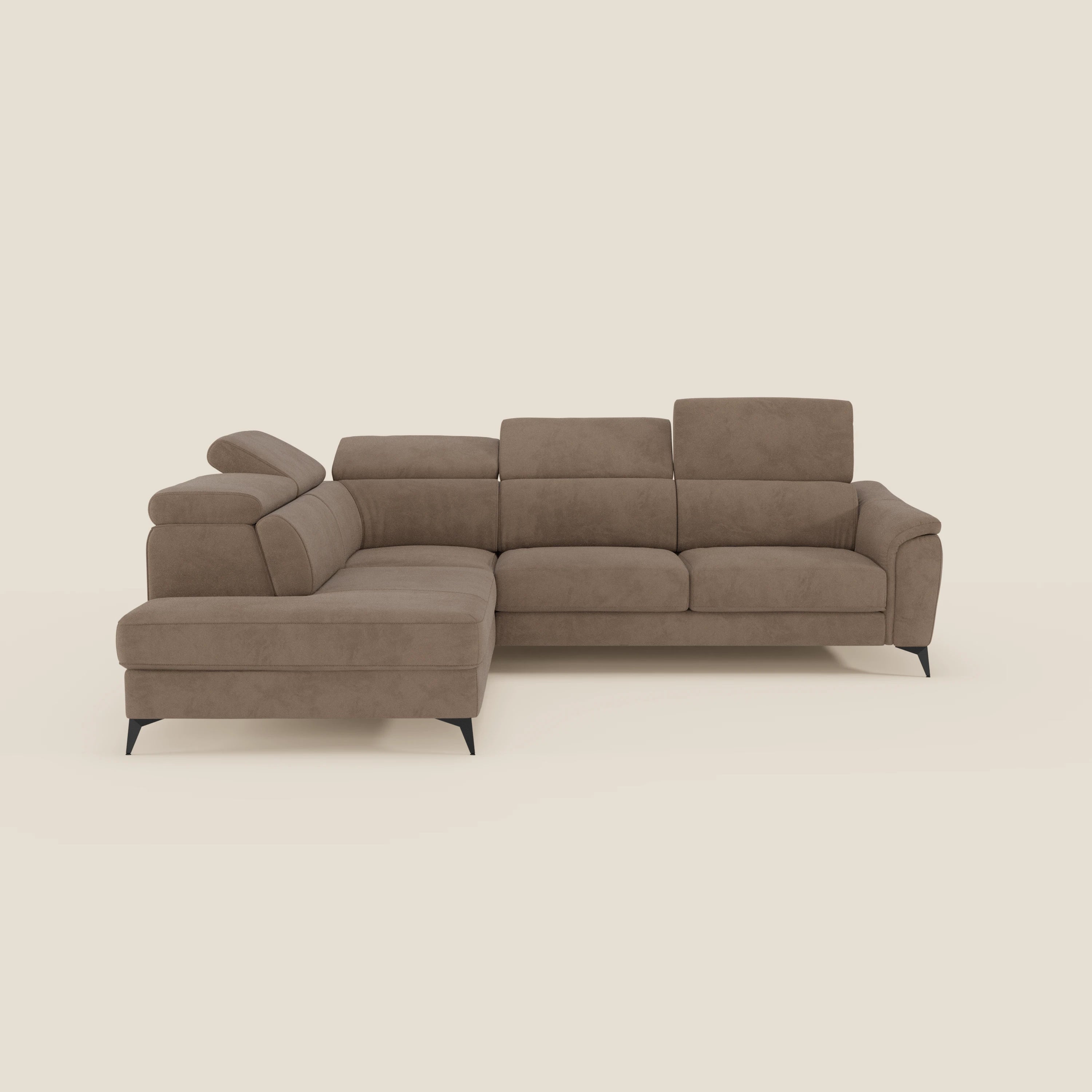 Arcos Divano angolare di Divani.Store è un divano a L con poggiatesta reclinabili, ampie sedute in peluche, chaise longue estraibile, sottili gambe alte nere e rivestimento in microfibra impermeabile T11 marrone, su sfondo beige.