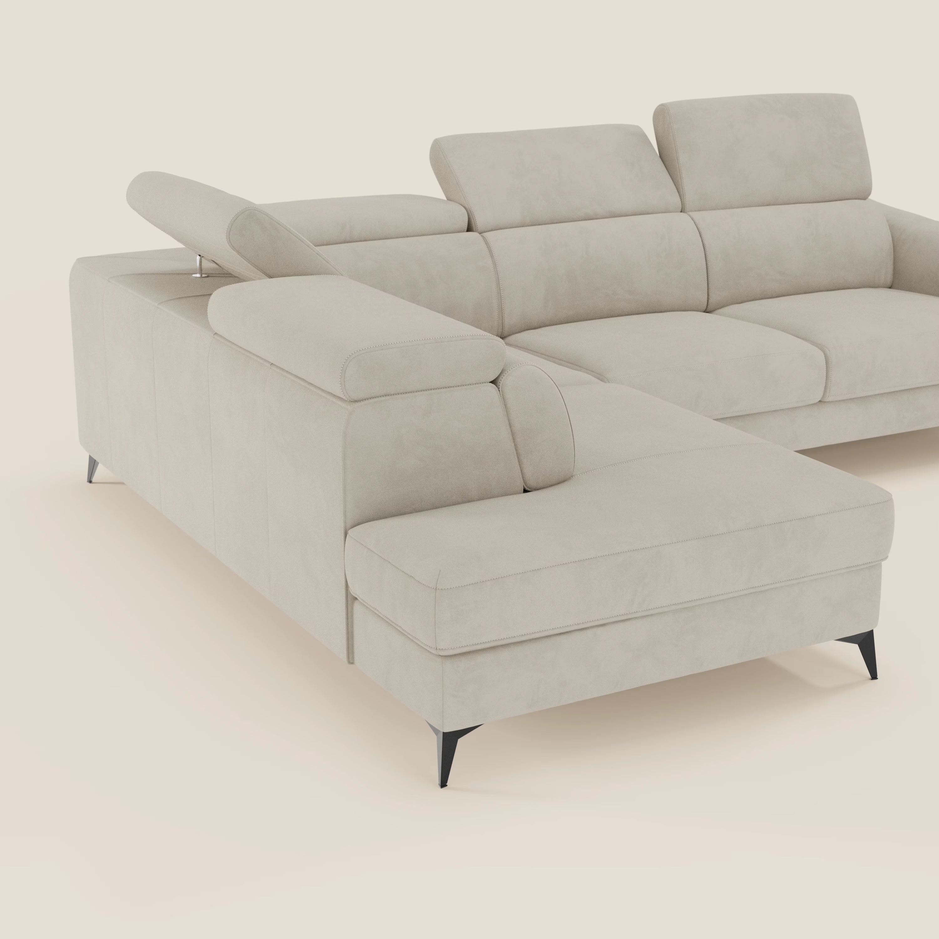 Arcos Divano angolare di Divani.Store è caratterizzato da gambe alte, poggiatesta reclinabili e rivestimento in microfibra panna T11 resistente all'acqua: un divano a L dalle linee pulite e dallo stile minimalista su uno sfondo bianco sporco.