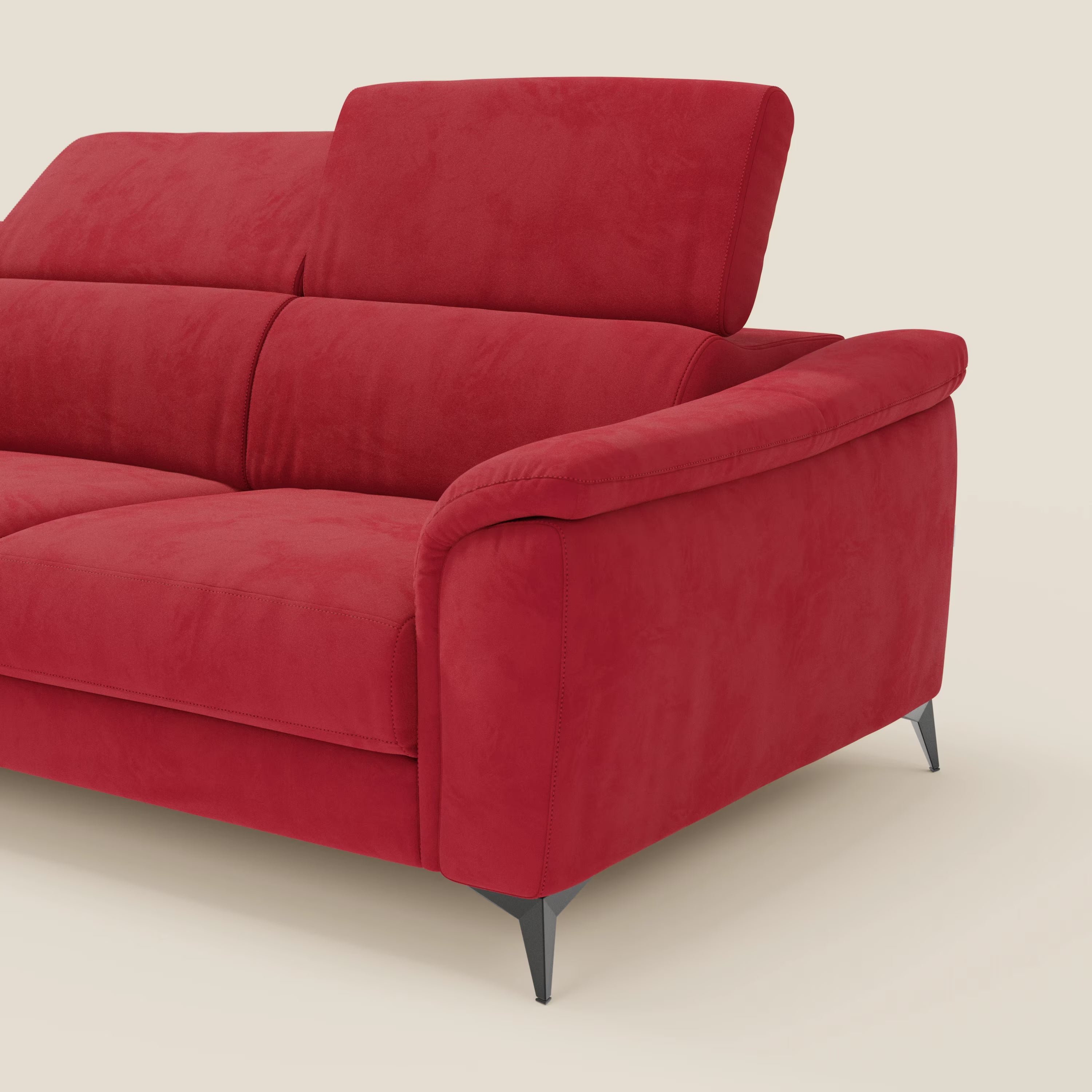 Arcos Divano angolare di Divani.Store è caratterizzato da gambe alte, poggiatesta reclinabili e microfibra rossa T11 impermeabile. Una chaise longue estraibile mette in risalto il suo tessuto morbido e lo stile moderno su uno sfondo beige.