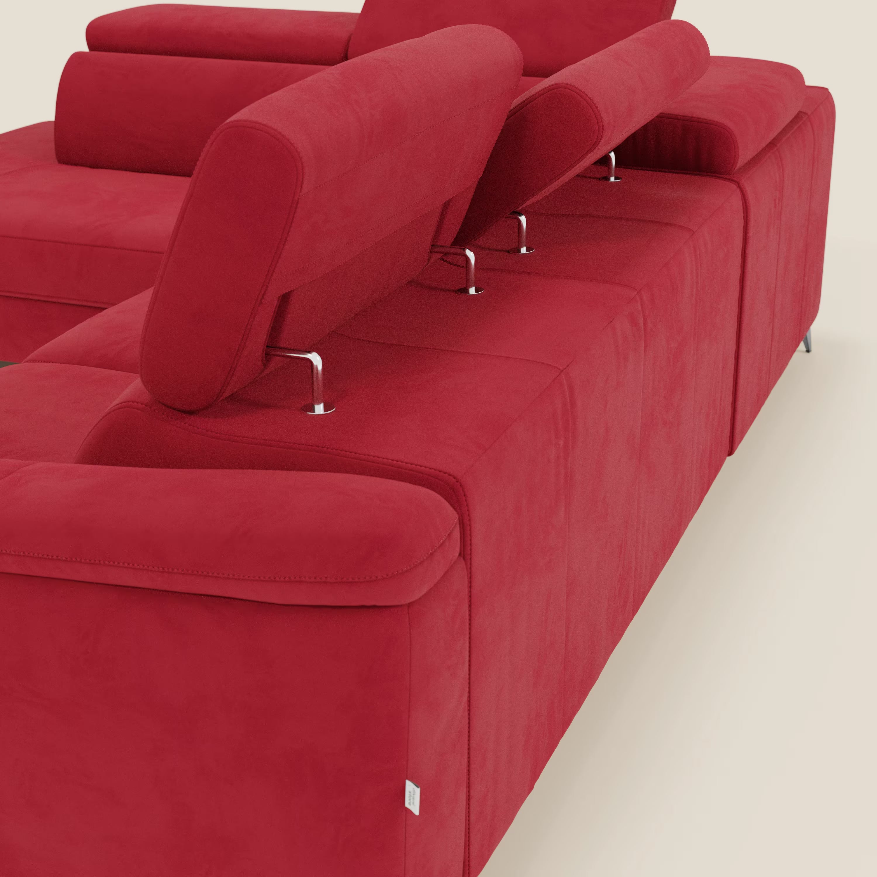 Arcos Divano angolare di Divani.Store è caratterizzato da gambe alte, poggiatesta regolabili cromati e microfibra rossa impermeabile T11. Con linee pulite e una chaise longue estraibile, unisce stile moderno e comfort. Su uno sfondo crema chiaro.