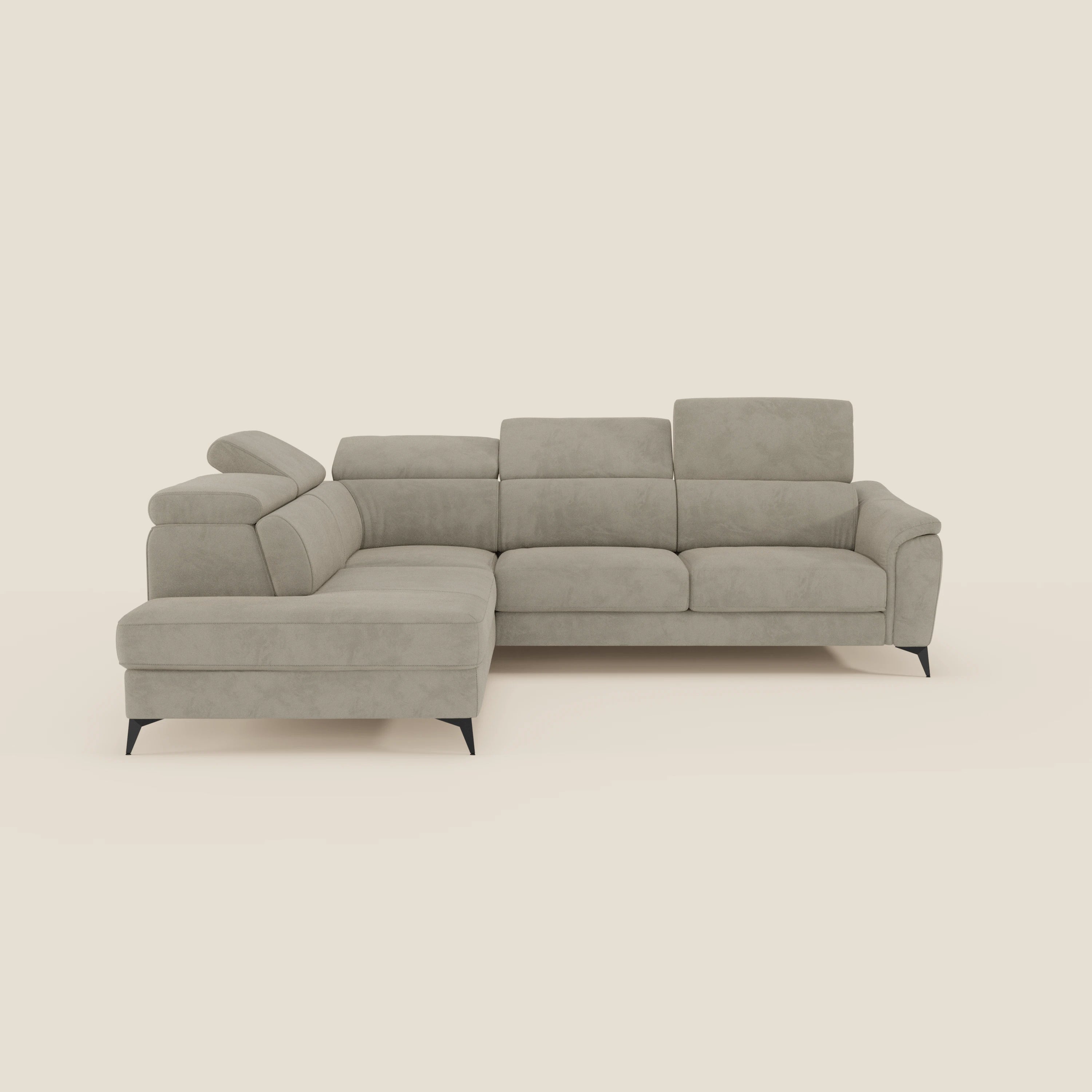 Il divano angolare Arcos di Divani.Store è caratterizzato da gambe alte, poggiatesta regolabili e rivestimento in microfibra impermeabile T11 taupe, con chaise longue sul lato sinistro per un maggiore comfort.