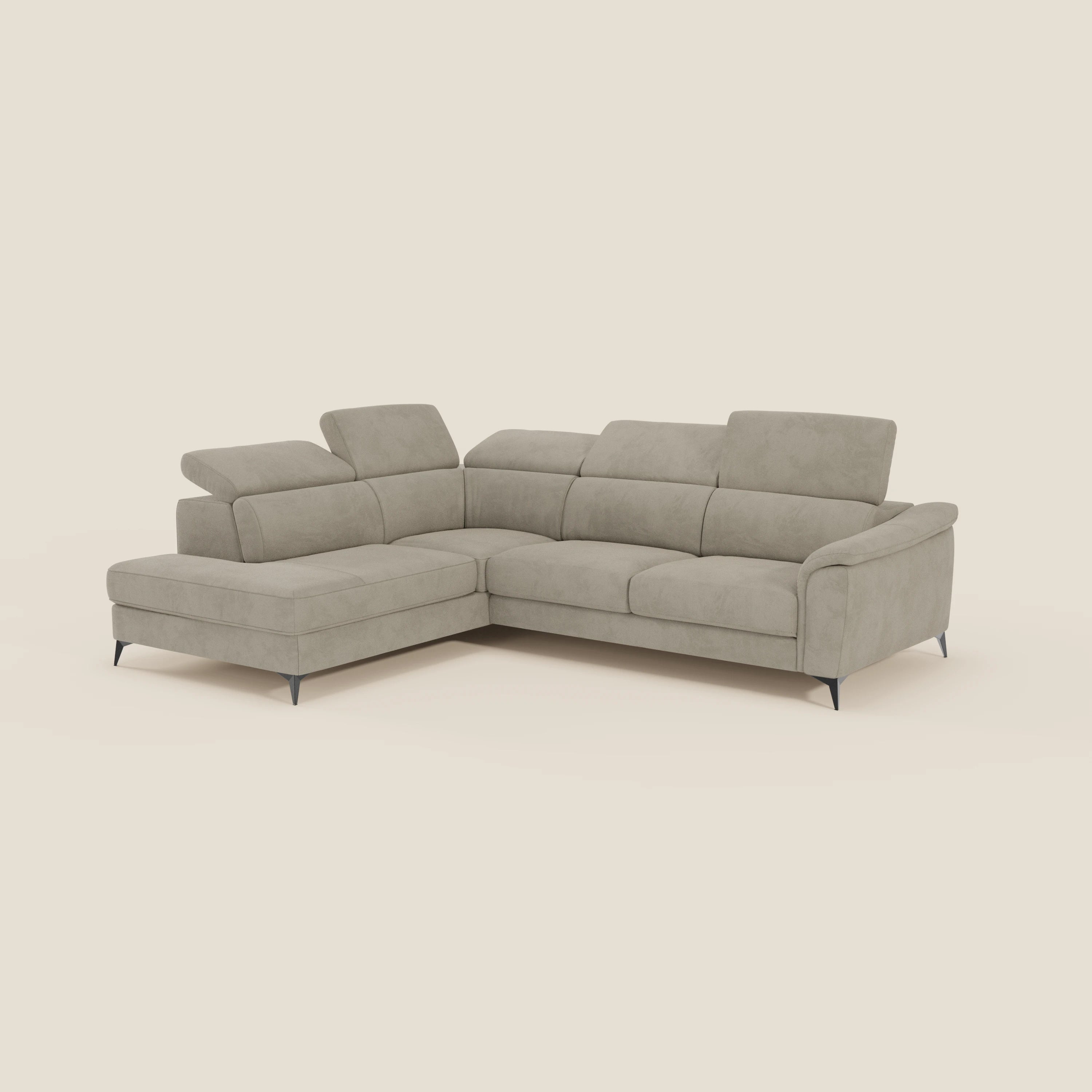 Arcos Divano angolare di Divani.Store è caratterizzato da gambe alte, poggiatesta regolabili e rivestimento in microfibra tortora T11 resistente all'acqua. Le sue linee pulite e il suo look moderno risaltano su uno sfondo semplice.