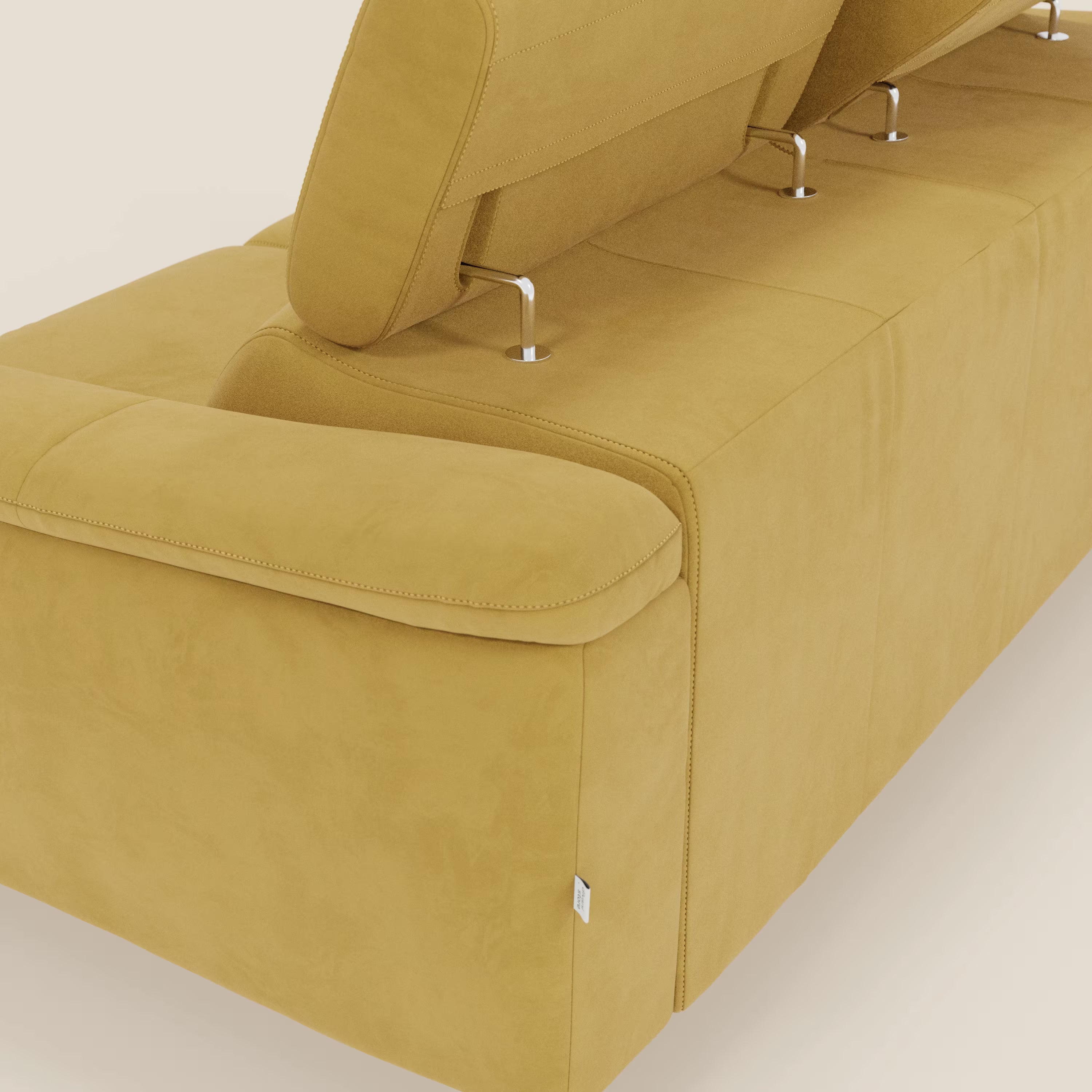 Primo piano di Arcos Divano 3 posti di Divani.Store in microfibra impermeabile giallo senape T11, visto dallo schienale con gambe alte e poggiatesta regolabile con aste metalliche. Una piccola etichetta bianca è cucita vicino all'angolo del bracciolo.