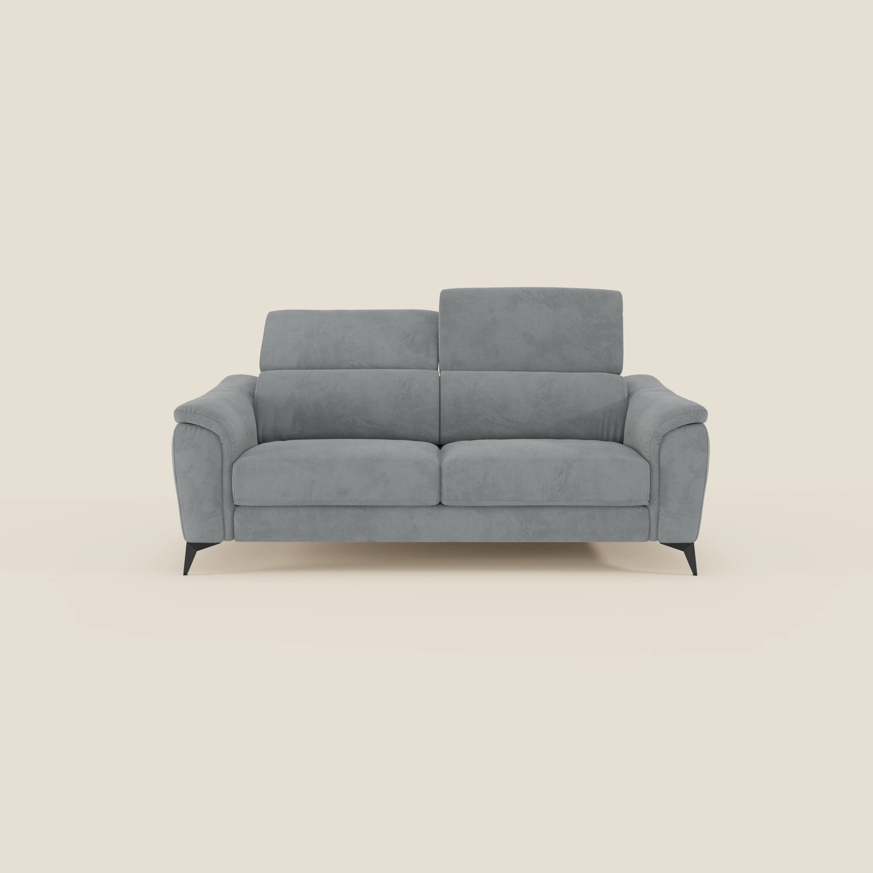 Arcos Divano 3 posti di Divani.Store è caratterizzato da gambe alte, poggiatesta reclinabili e rivestimento in microfibra impermeabile grigio T11. I morbidi cuscini e gli ampi braccioli offrono un comfort moderno, come si vede nella vista frontale su sfondo crema.