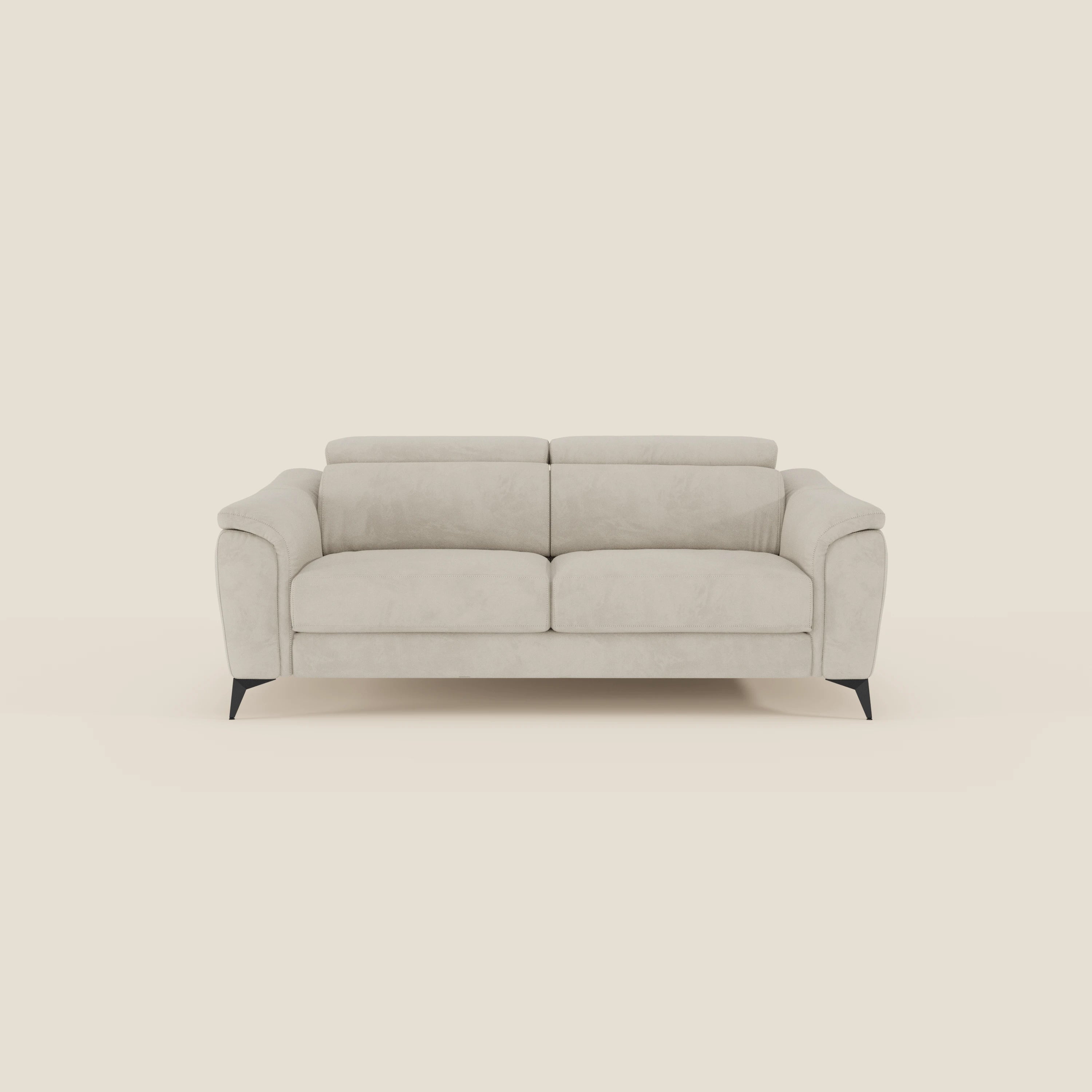 Arcos Divano 3 posti di Divani.Store in T11 panna è caratterizzato da gambe alte, poggiatesta reclinabili e rivestimento in microfibra resistente all'acqua. Il suo design moderno e minimalista è accentuato da un semplice sfondo bianco sporco.