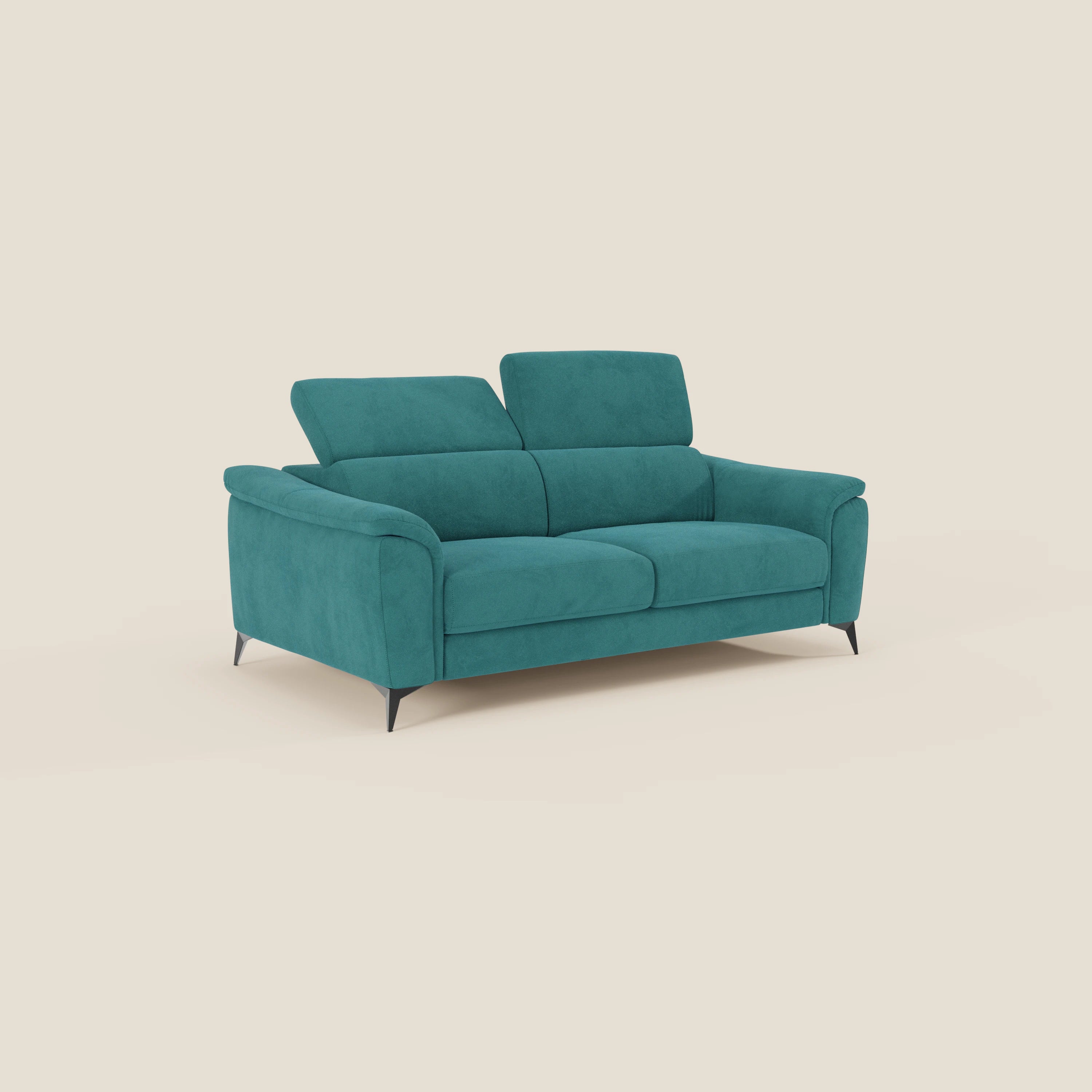 Arcos Divano 3 posti di Divani.Store è caratterizzato da alte gambe nere e da poggiatesta reclinabili in microfibra impermeabile T11 petrol, che uniscono stile moderno e comfort, perfetti per qualsiasi spazio abitativo contemporaneo. In mostra su un semplice sfondo color crema.