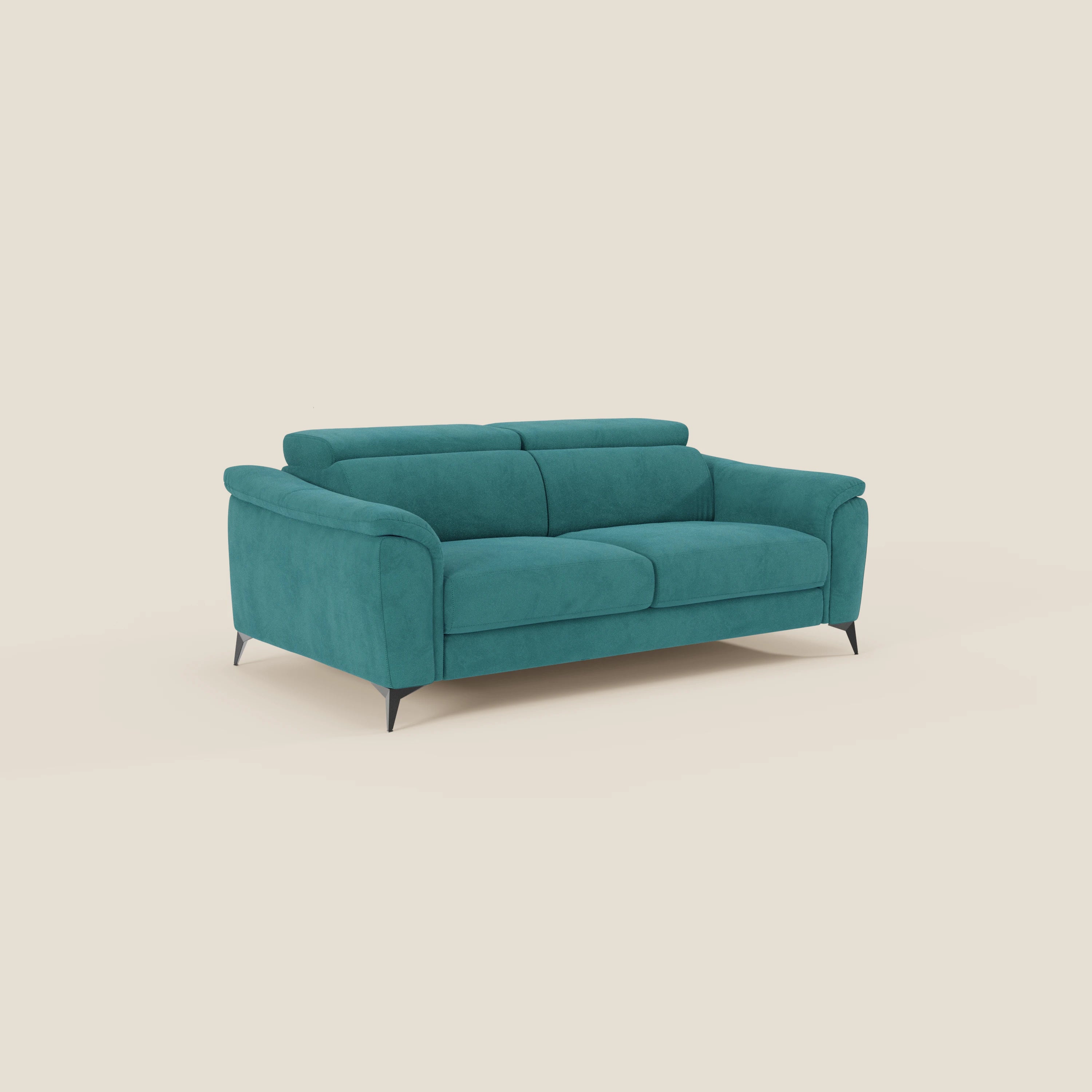 Arcos Divano 3 posti di Divani.Store è caratterizzato da gambe alte e poggiatesta regolabili in microfibra impermeabile T11 petrol. La vivace tonalità verde acqua e il design contemporaneo spiccano su un semplice sfondo beige chiaro.