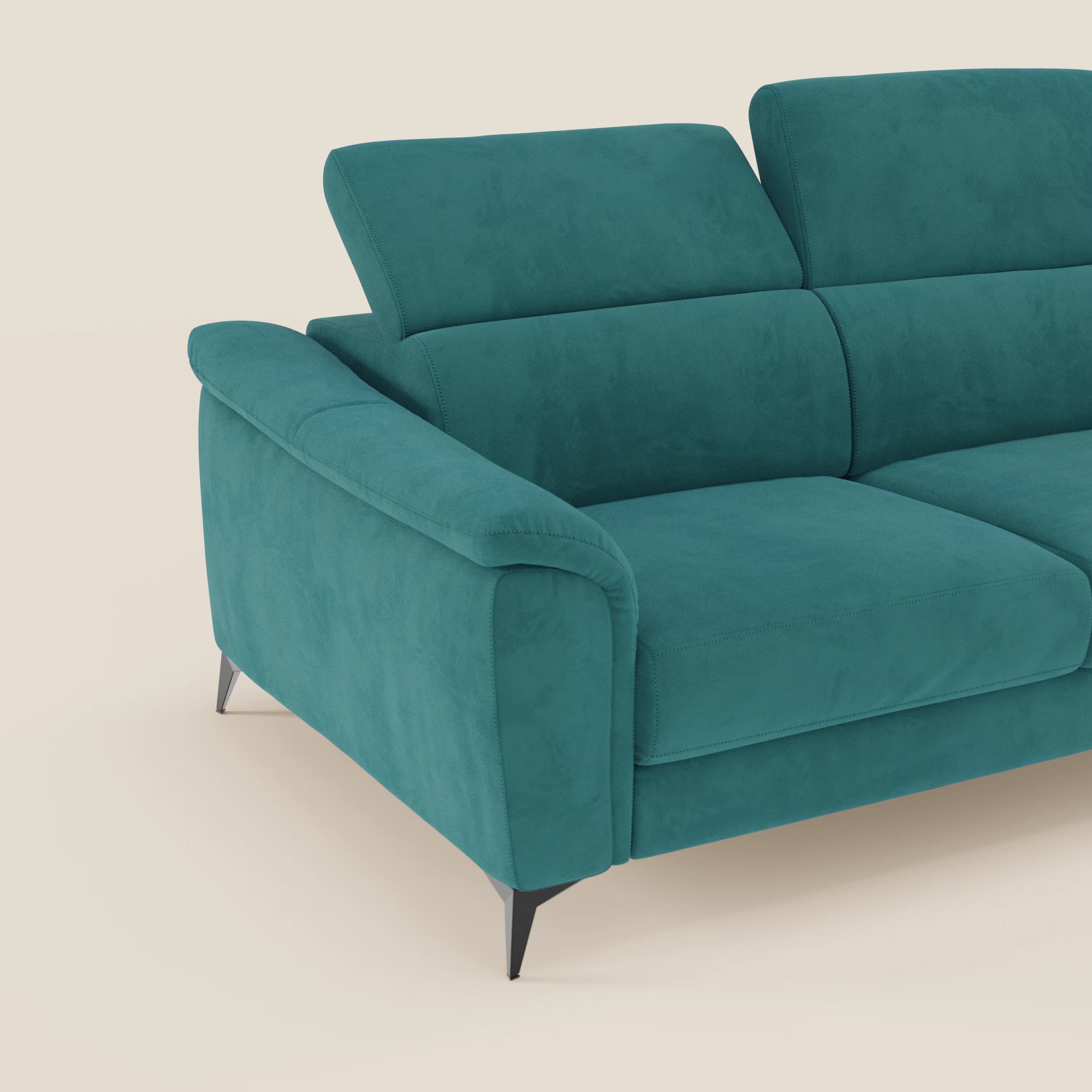 Arcos Divano 3 posti di Divani.Store è caratterizzato da alte gambe nere, ampi braccioli e poggiatesta regolabili in microfibra impermeabile T11 petrolio. Il suo vivace rivestimento verde acqua spicca su uno sfondo semplice color crema.