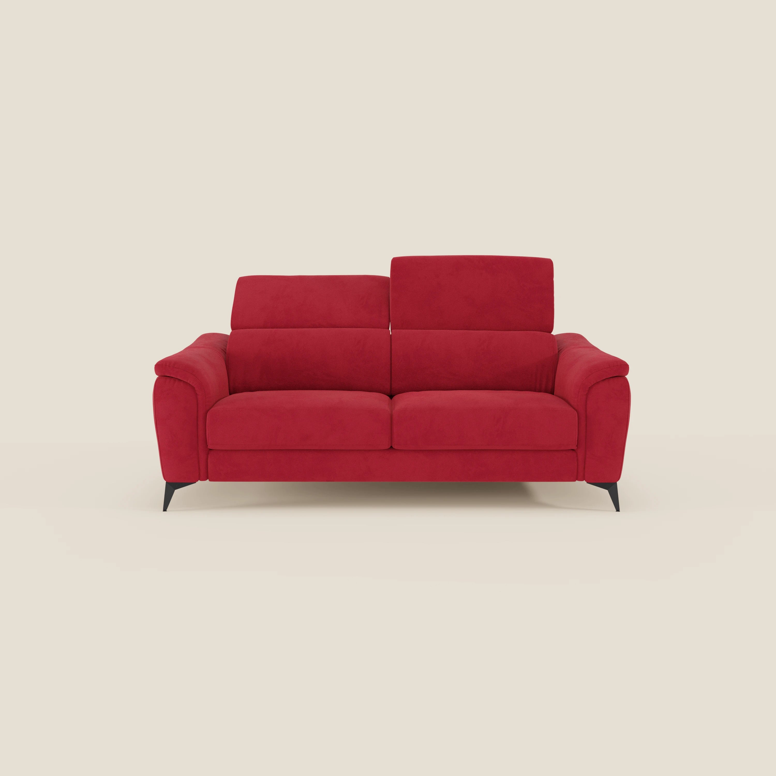 Arcos Divano 3 posti di Divani.Store è caratterizzato da gambe alte, poggiatesta regolabili e microfibra T11 impermeabile. Il suo design moderno si staglia su uno sfondo color crema, mettendo in risalto la vivacità dell'imbottitura e lo stile elegante.