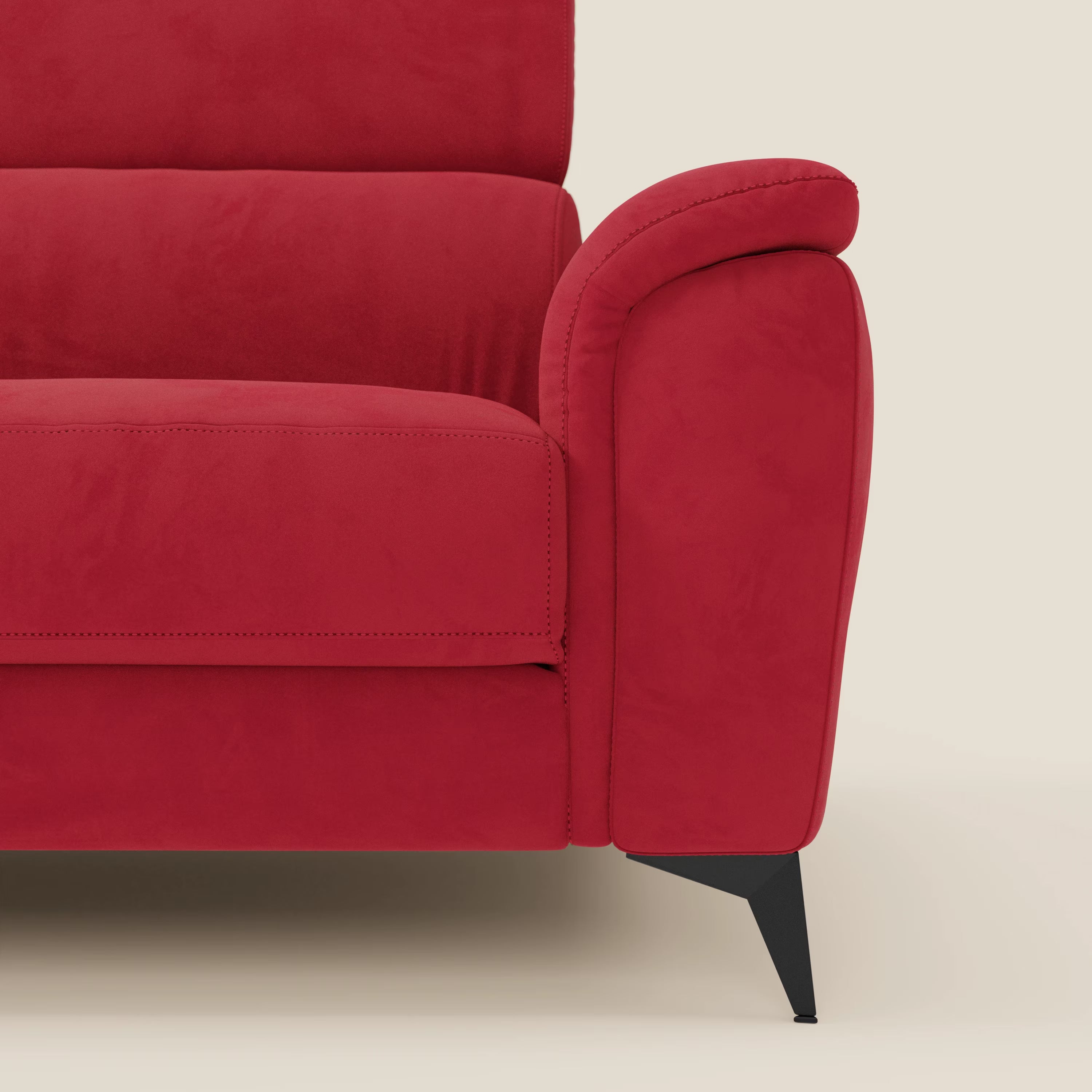 Primo piano del lato destro di Arcos Divano 3 posti di Divani.Store in vivace microfibra impermeabile rosso T11, che mostra l'imbottitura in feltro, le cuciture a vista, il bracciolo curvo e le gambe angolari nere su uno sfondo beige chiaro.