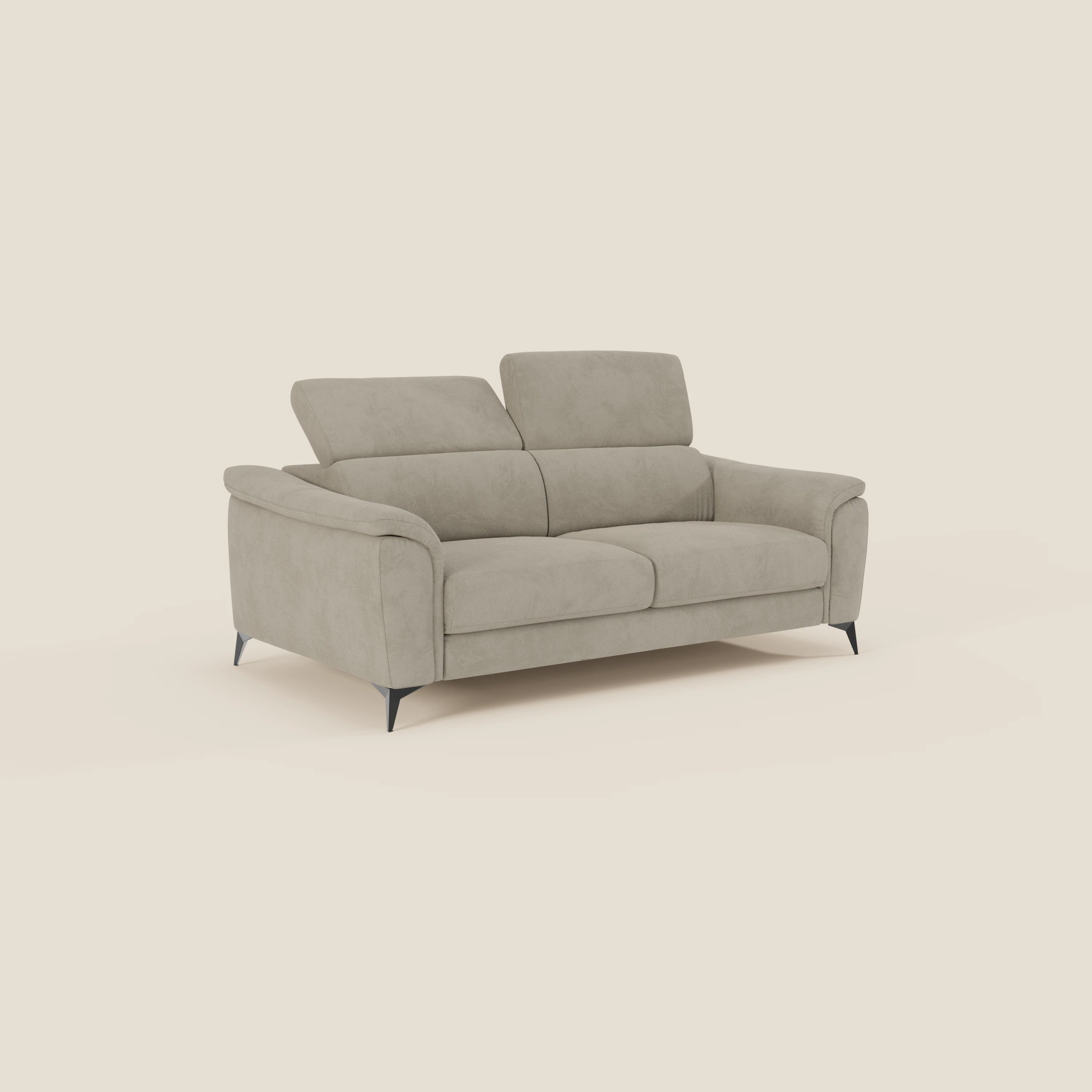 Arcos Divano 3 posti di Divani.Store è caratterizzato da gambe alte, due poggiatesta regolabili e una morbida microfibra impermeabile T11 tortora per un look moderno e un comfort da chaise-longue, il tutto in un'elegante tonalità bianco sporco.