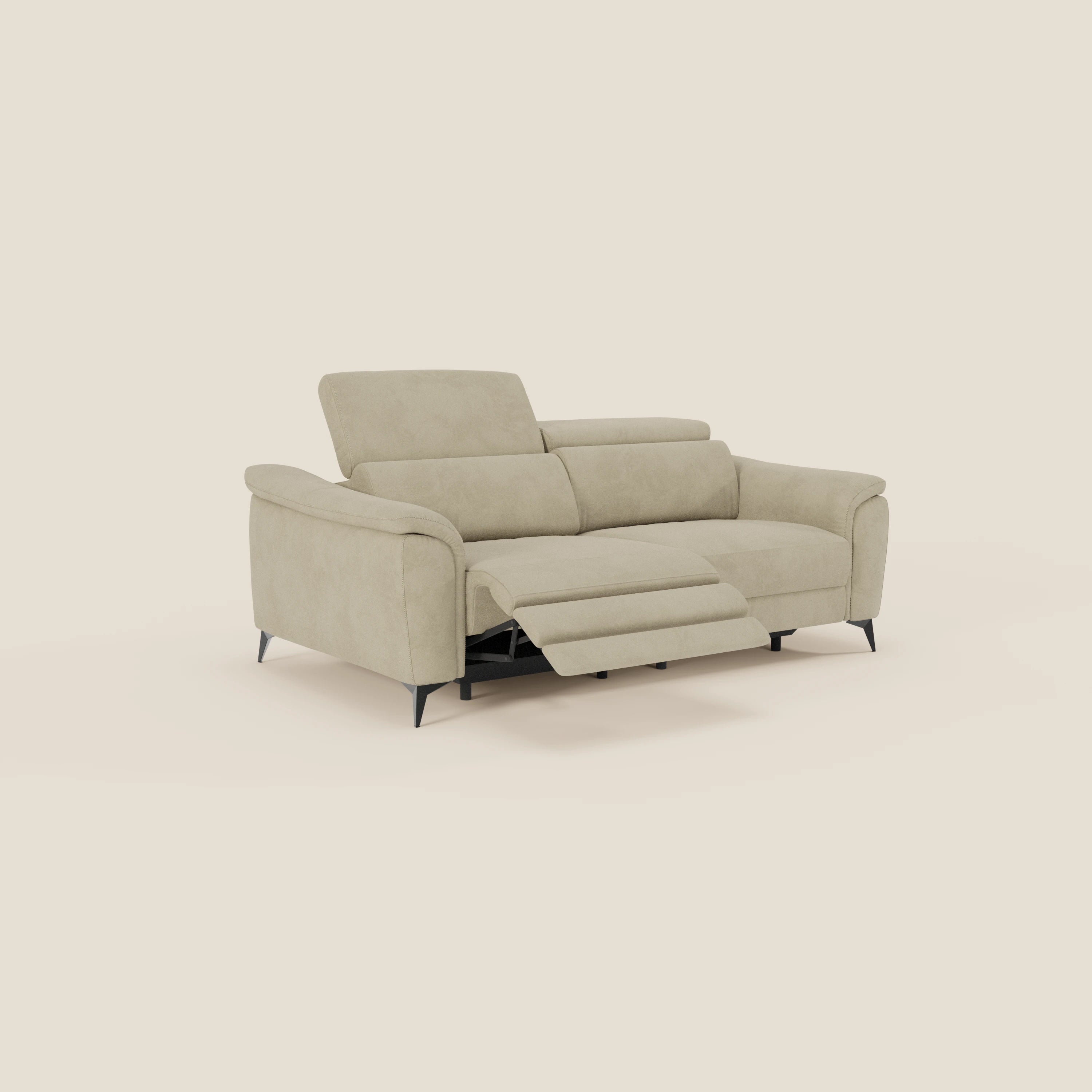 Arcos Divano 3 posti di Divani.Store, in microfibra impermeabile beige T11 con gambe alte e poggiatesta regolabili, è presentato su uno sfondo beige. Il sedile destro è dotato di un poggiapiedi esteso; gli altri rimangono in posizione verticale.