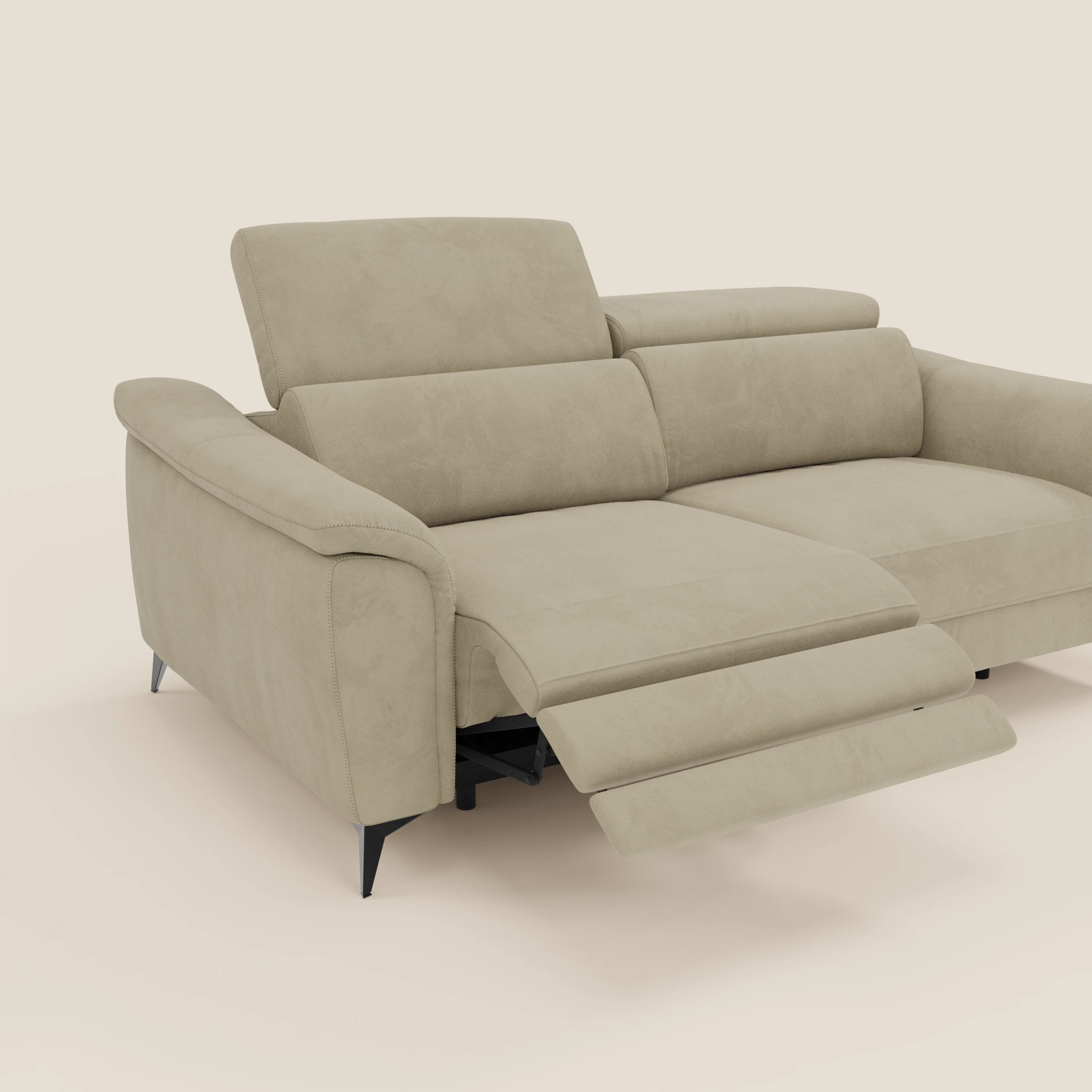 Arcos Divano 3 posti di Divani.Store, in microfibra impermeabile beige T11 con gambe alte nere e poggiatesta reclinabili, è esposto su uno sfondo chiaro. Il poggiapiedi esteso del sedile sinistro rivela la sua funzione reclinabile.