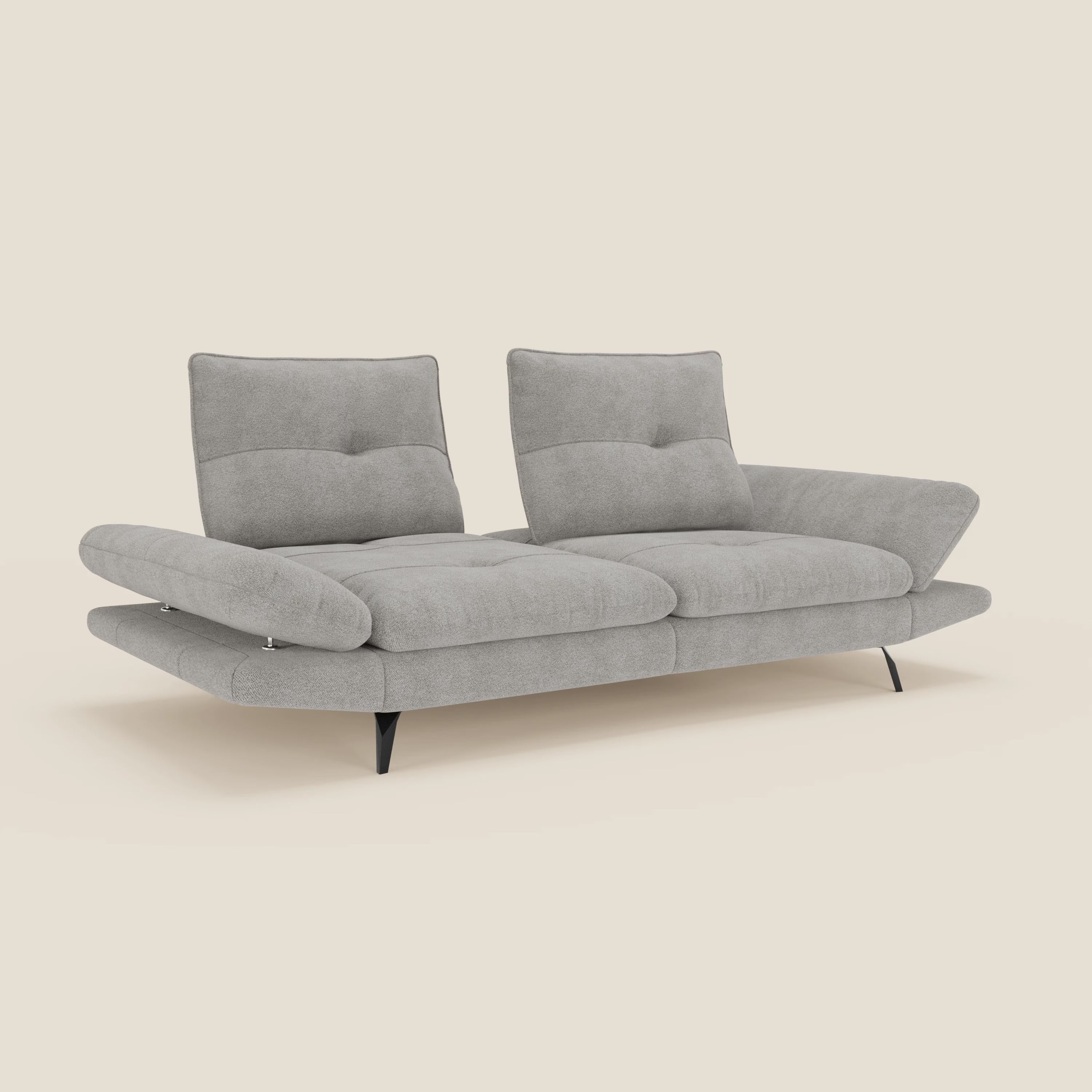 Ardex Divano 3 posti di Divani.Store è caratterizzato da schienali scorrevoli, braccioli regolabili e morbido tessuto impermeabile T07 grigio chiaro in un design elegante e minimalista: un comfort perfetto su uno sfondo color crema.