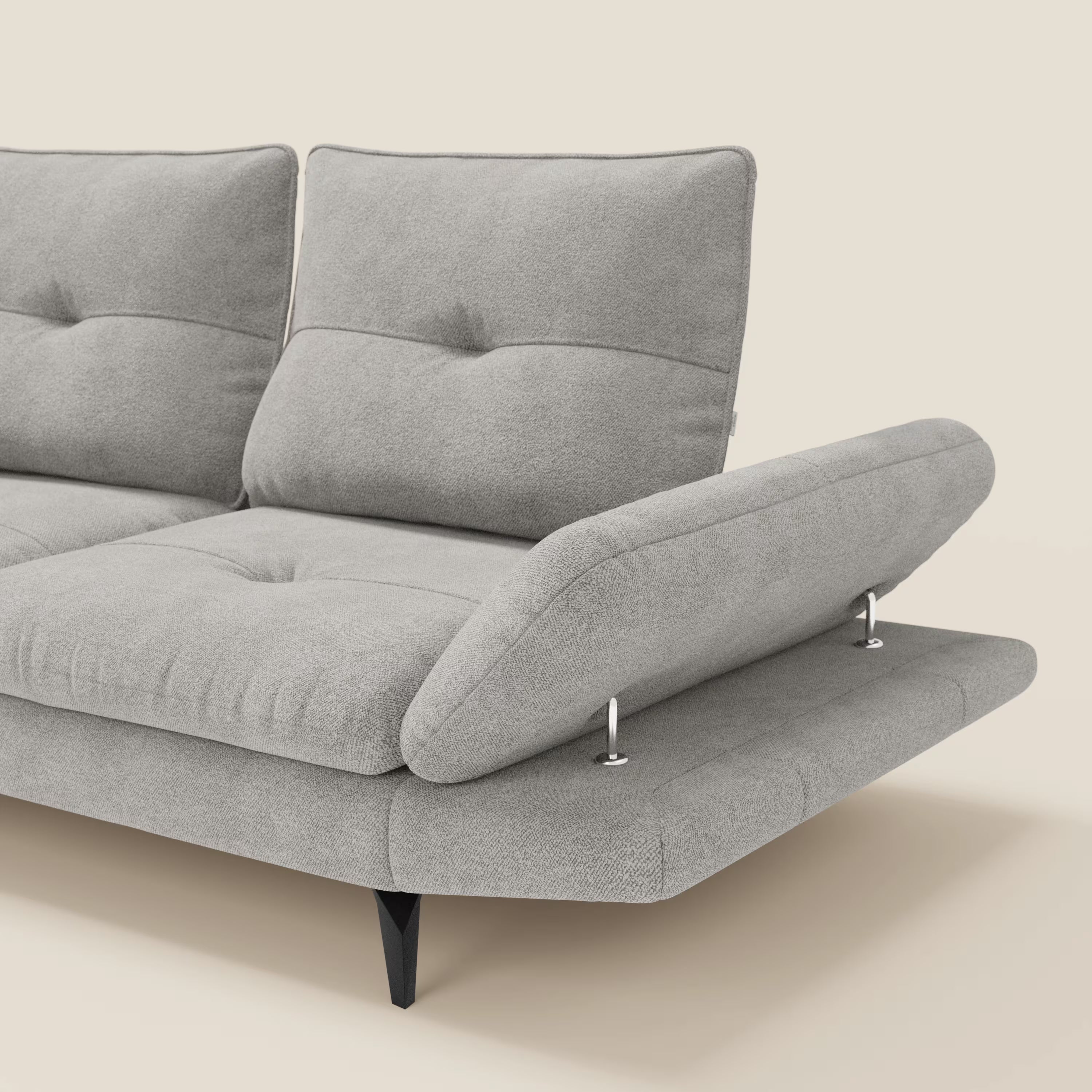 Il divano Ardex 3 posti di Divani.Store da 238 cm, in tessuto impermeabile T07 grigio, presenta schienali traslanti, braccioli regolabili e gambe nere inclinate. Il suo design minimalista risale su sfondo beige; visibile solo una parte del divano.