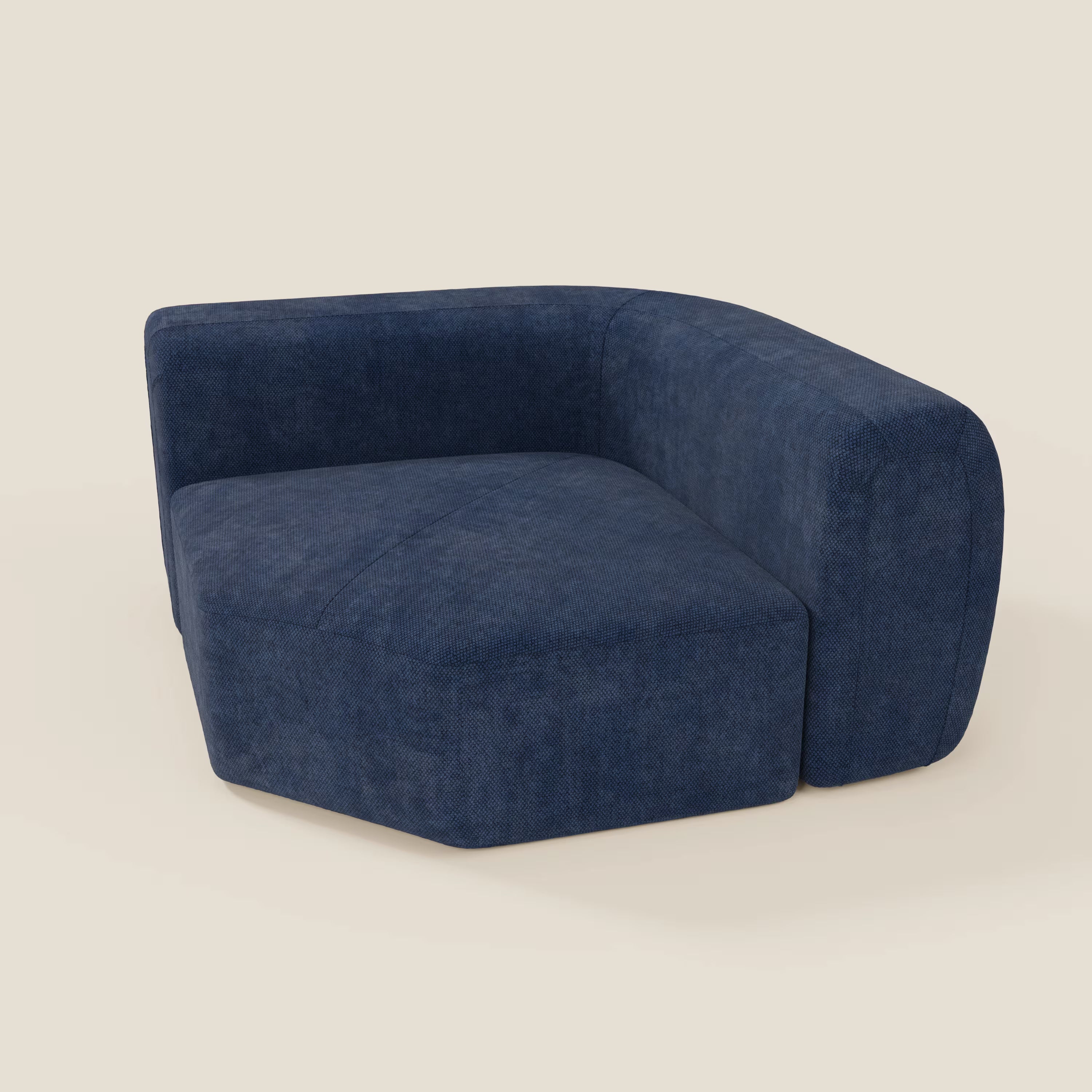 Il BonBon Modulo angolare - Divano componibile GF edition blu navy di Divani.Store è una moderna chaise longue con schienale basso e braccioli, rivestita in tessuto strutturato blu navy, su sfondo bianco sporco.