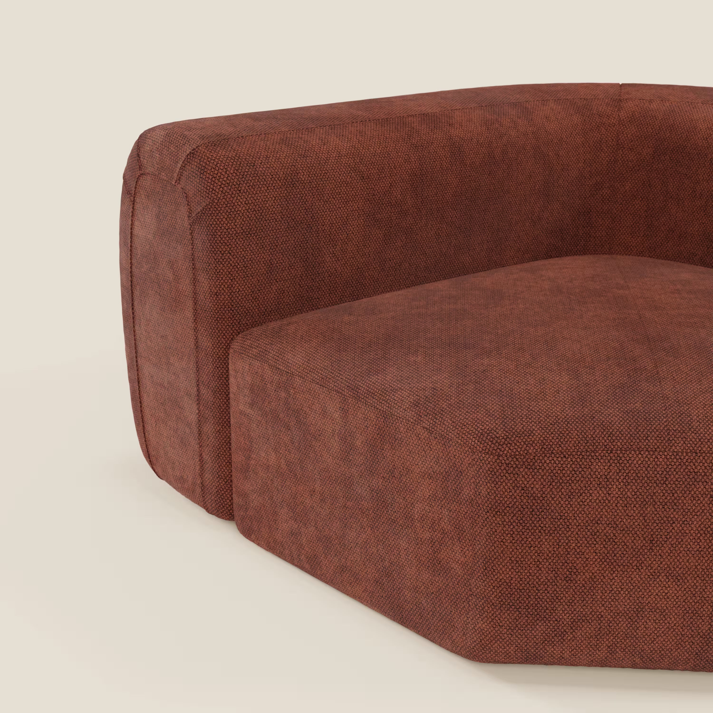 Primo piano del BonBon Modulo angolare - Divano modulare componibile GF edition ruggine di Divani.Store in tessuto marrone rossiccio, che mostra il bracciolo quadrato e il cuscino di seduta dalle linee pulite su uno sfondo chiaro.