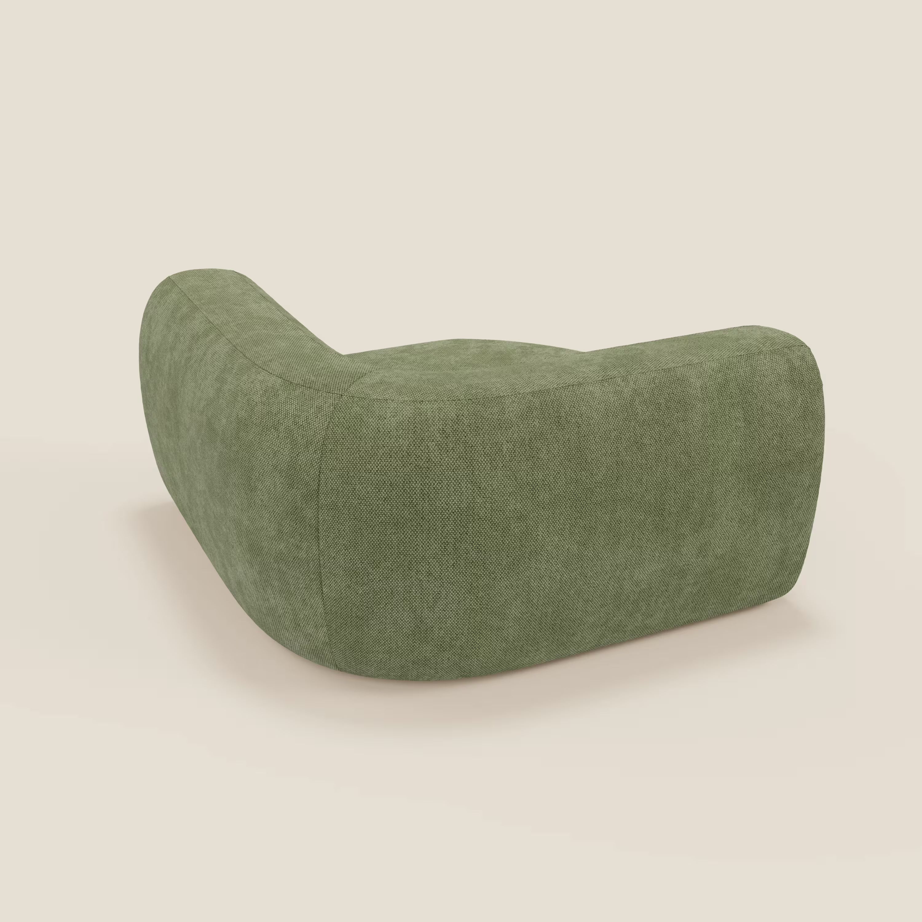 BonBon Modulo angolare di Divani.Store è una moderna poltrona modulare in morbido tessuto verde muschio con linee organiche e asimmetriche, bordi arrotondati e schienale basso reclinato. Senza gambe a vista, su sfondo beige chiaro.