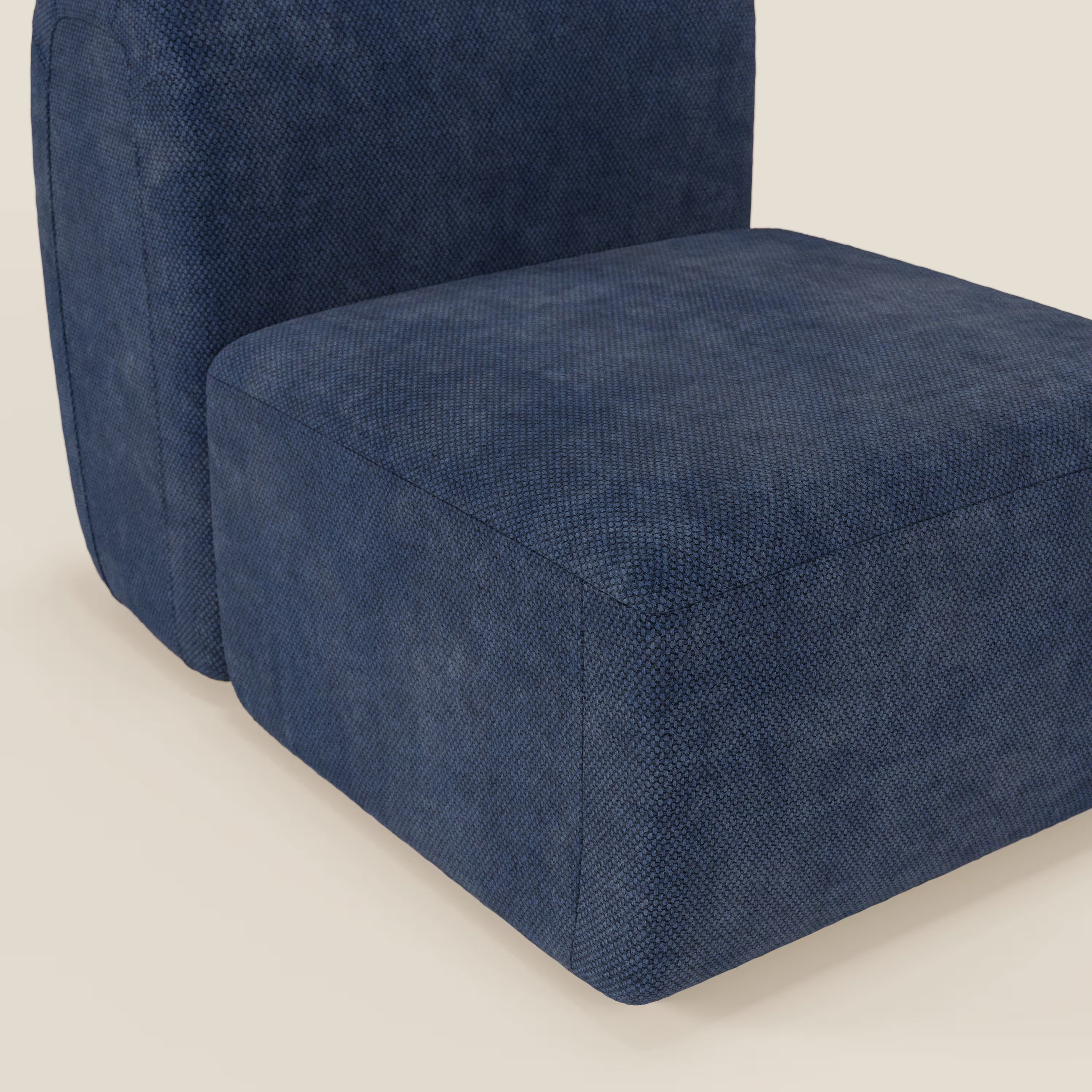 Primo piano del BonBon modulo centrale 70 cm - Grande Fratello edition blu navy di Divani.Store, caratterizzato da un'imbottitura blu scuro, da cuscini quadrati e da un design minimalista senza braccioli, ideale per allestimenti modulari su sfondi chiari.