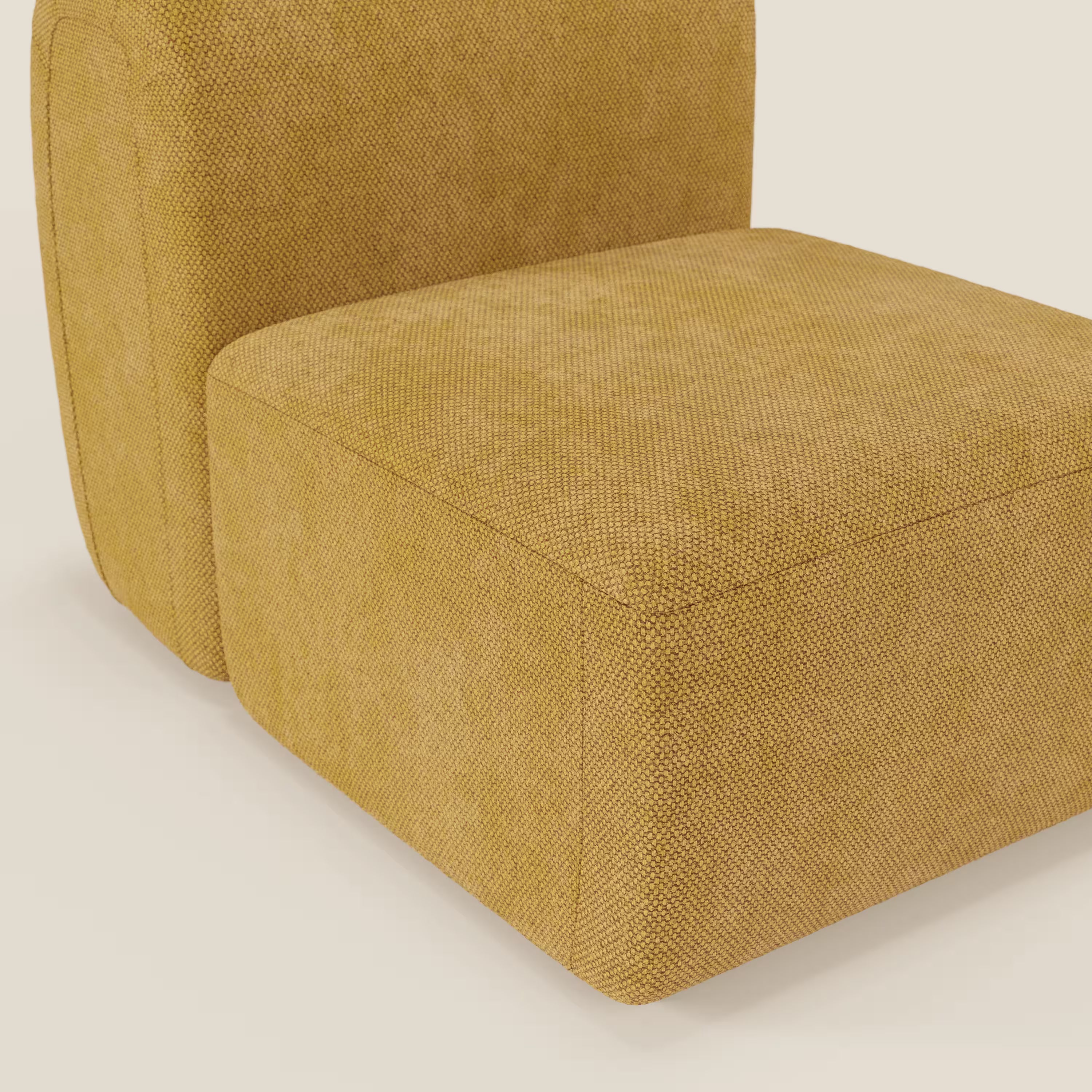 Primo piano del BonBon modulo centrale 70 cm - Grande Fratello edition giallo di Divani.Store, caratterizzato da un tessuto strutturato giallo senape e da cuscini squadrati con imbottitura a trama fitta su uno sfondo chiaro.