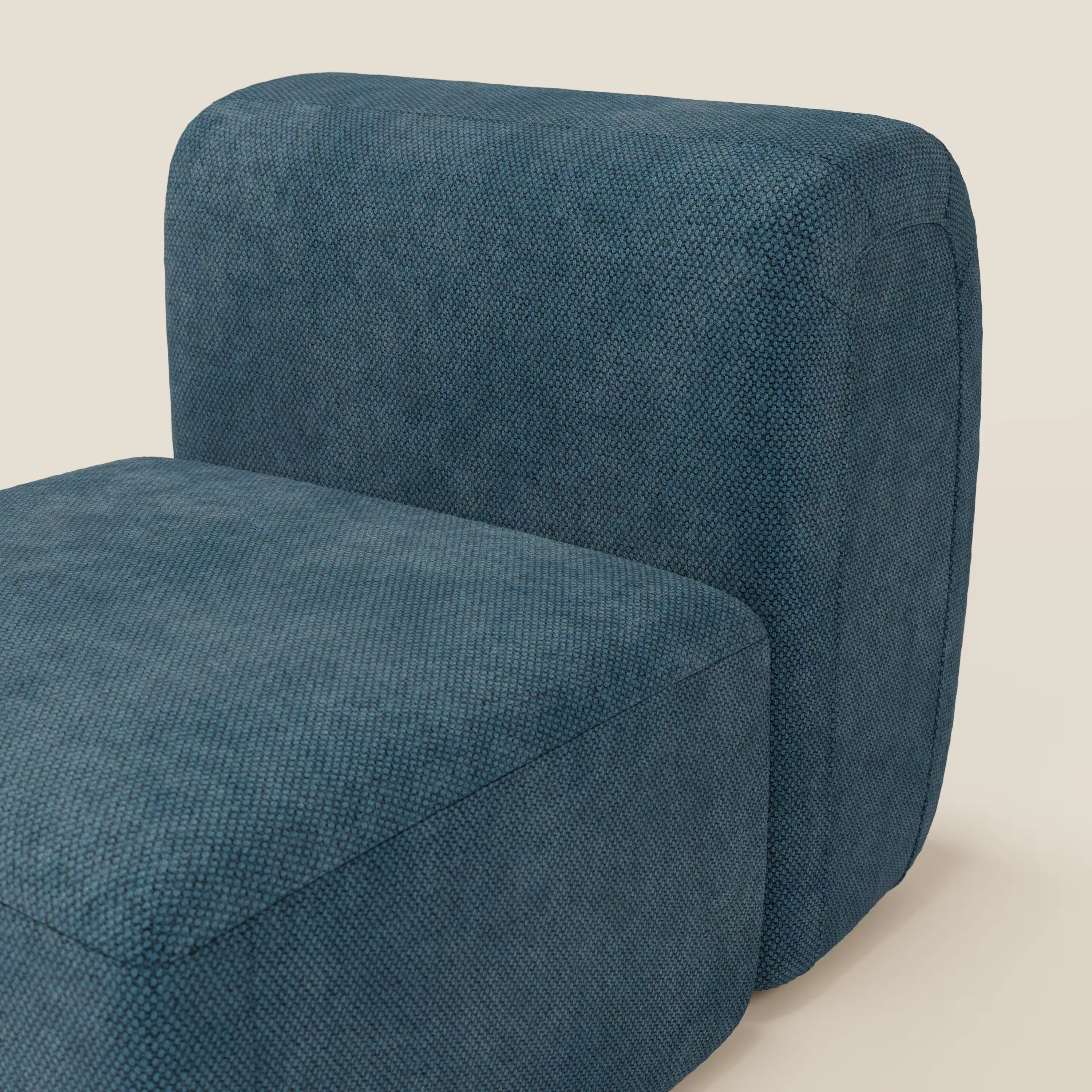 Primo piano di BonBon modulo centrale 70 cm - Grande Fratello edition petrolio di Divani.Store, una sedia moderna dal design minimalista, con tessuto blu e bordi arrotondati, ideale per gli spazi ispirati al Grande Fratello 2025.