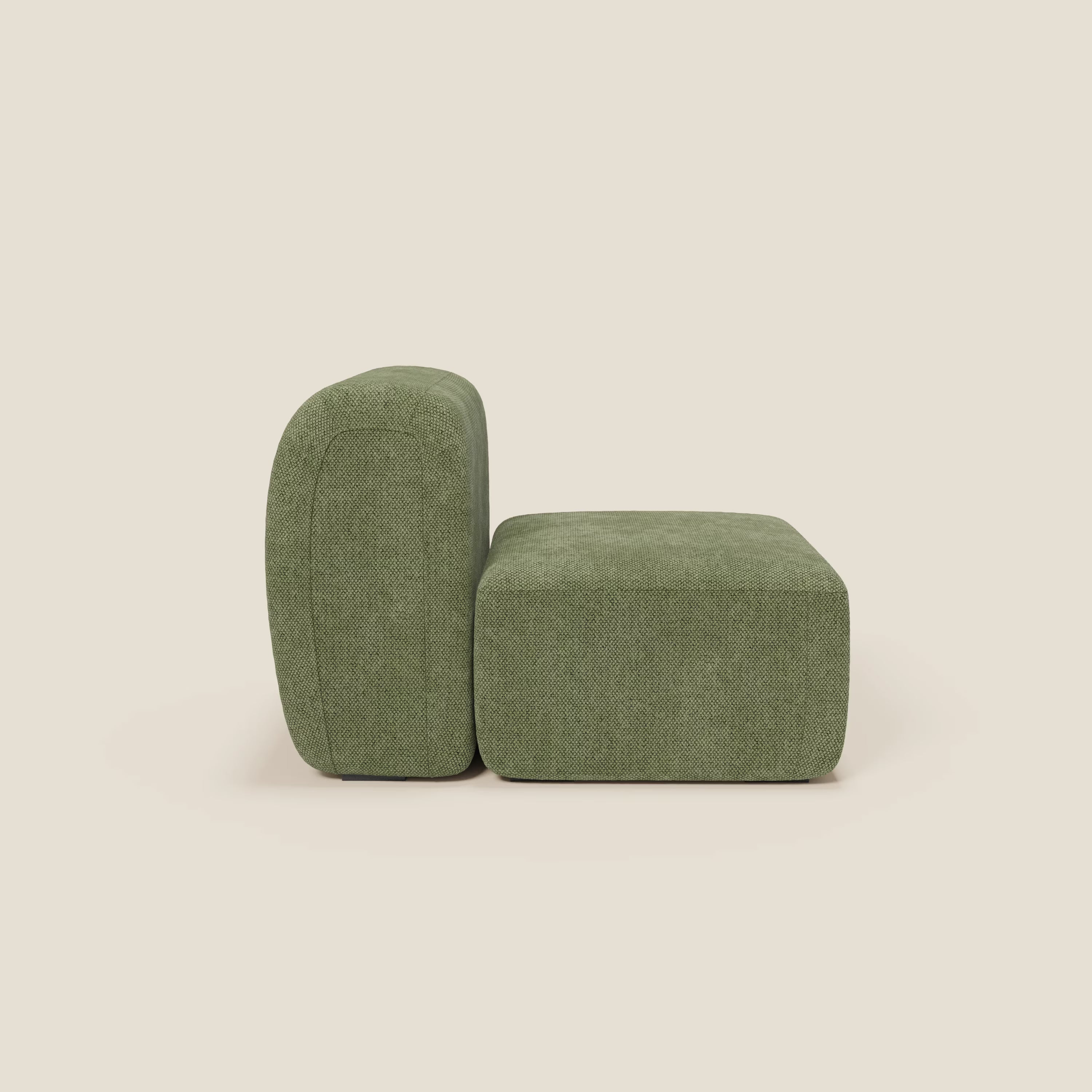 Il BonBon modulo centrale 70 cm Grande Fratello edition verde muschio di Divani.Store è una poltrona lounge verde, minimalista, senza braccioli, con una spessa seduta rettangolare e un alto schienale in tessuto testurizzato, raffigurata di lato su uno sfondo beige semplice.