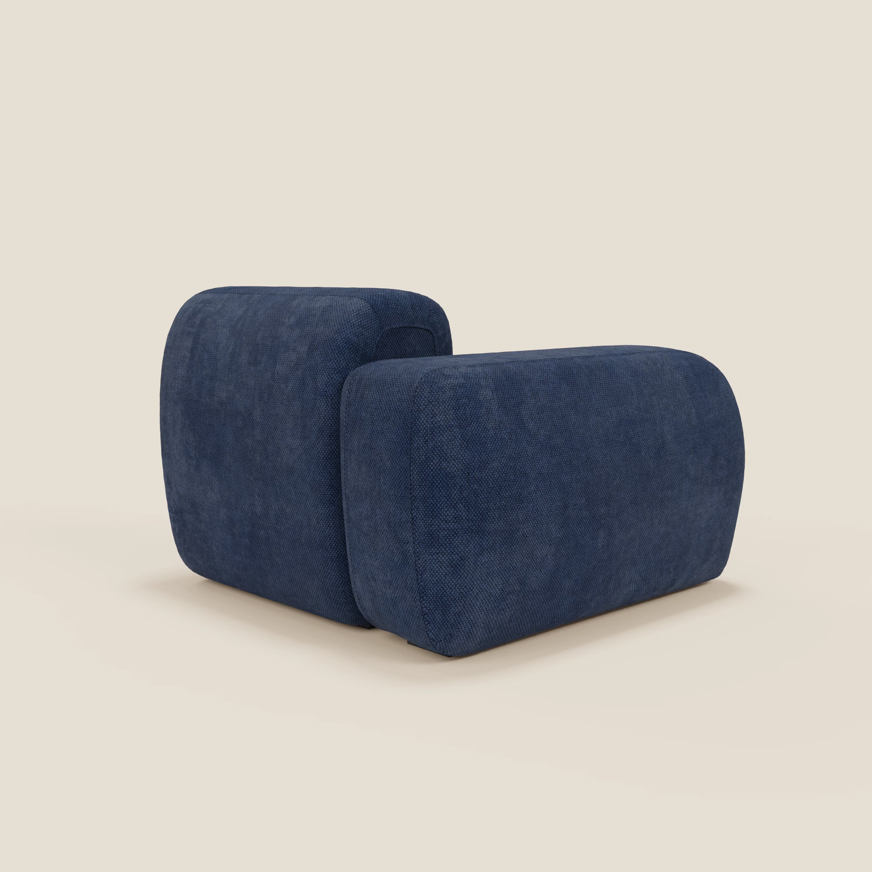 Il BonBon modulo terminale 105 cm sinistro o destro - Grande Fratello edition blu navy di Divani.Store è caratterizzato da un design moderno e minimalista con cuscini arrotondati in peluche blu navy su sfondo beige chiaro, senza gambe visibili o elementi aggiuntivi.