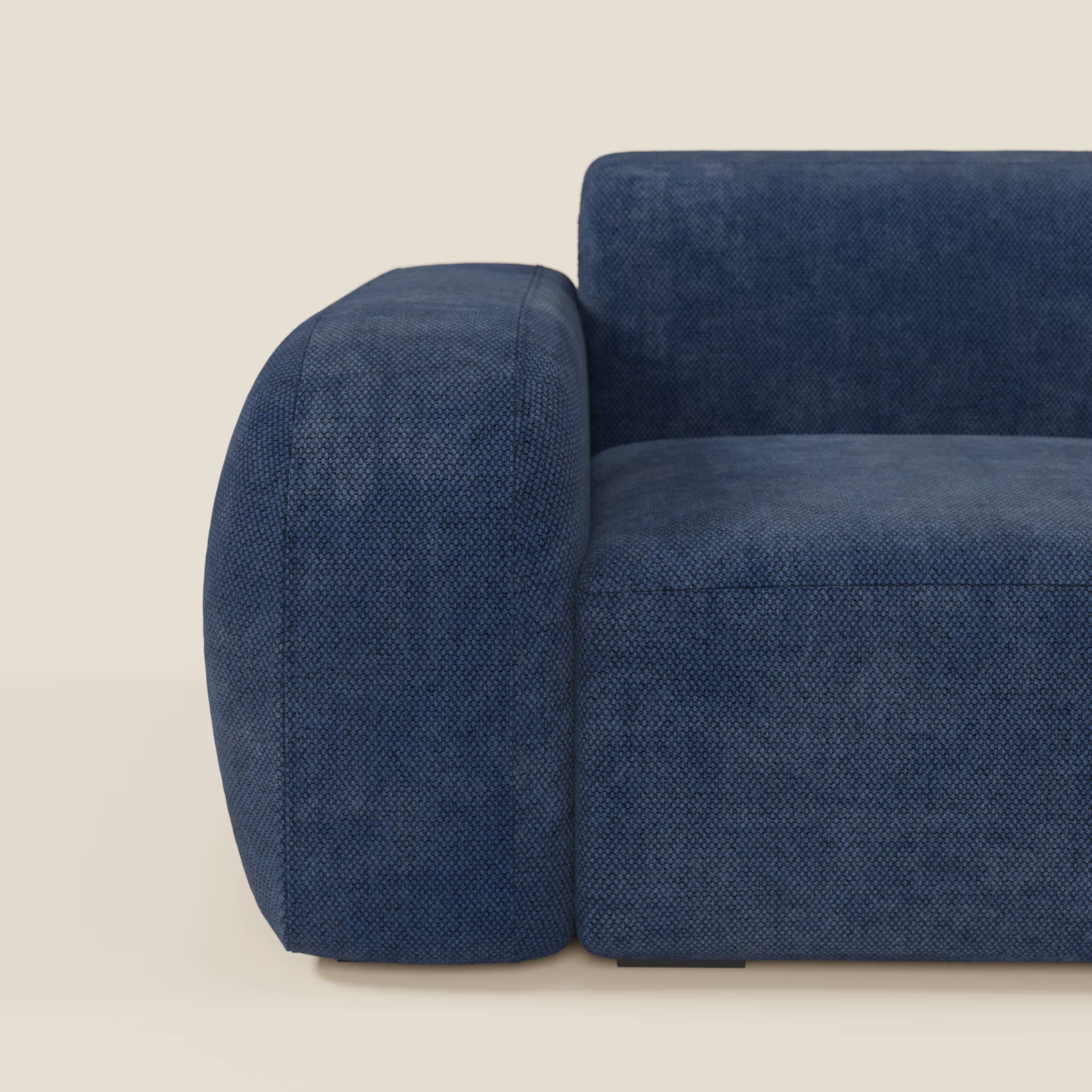 Un primo piano del BonBon modulo terminale 105 cm sinistro o destro - Grande Fratello edition blu navy di Divani.Store, che mostra il suo design squadrato e moderno con bordi arrotondati e un rivestimento blu dalla texture morbida su uno sfondo bianco sporco.