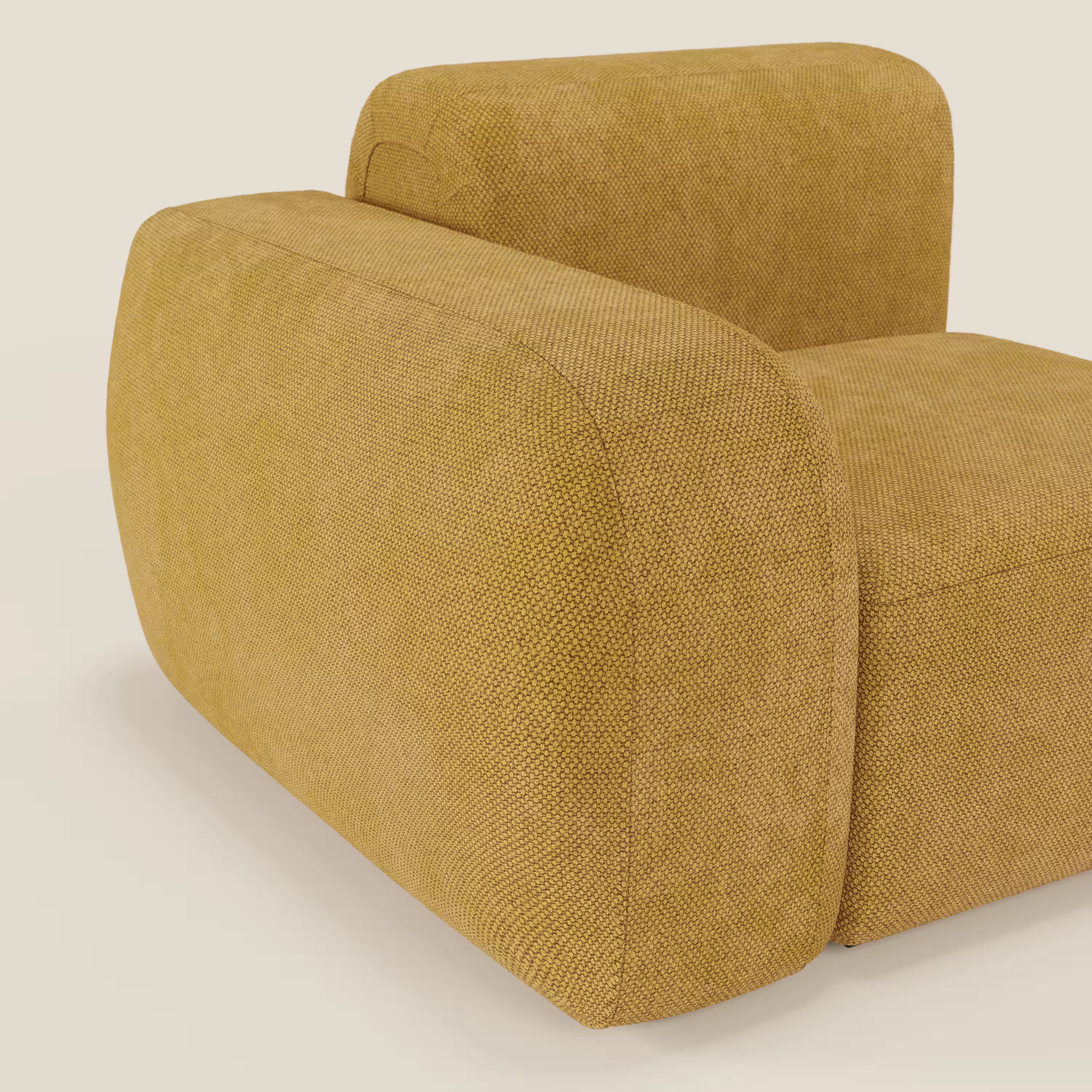 Un primo piano del BonBon modulo terminale 105 cm sinistro o destro - Grande Fratello edition giallo di Divani.Store mostra il suo design moderno, giallo senape, con bordi curvi e tessuto strutturato su uno sfondo chiaro.