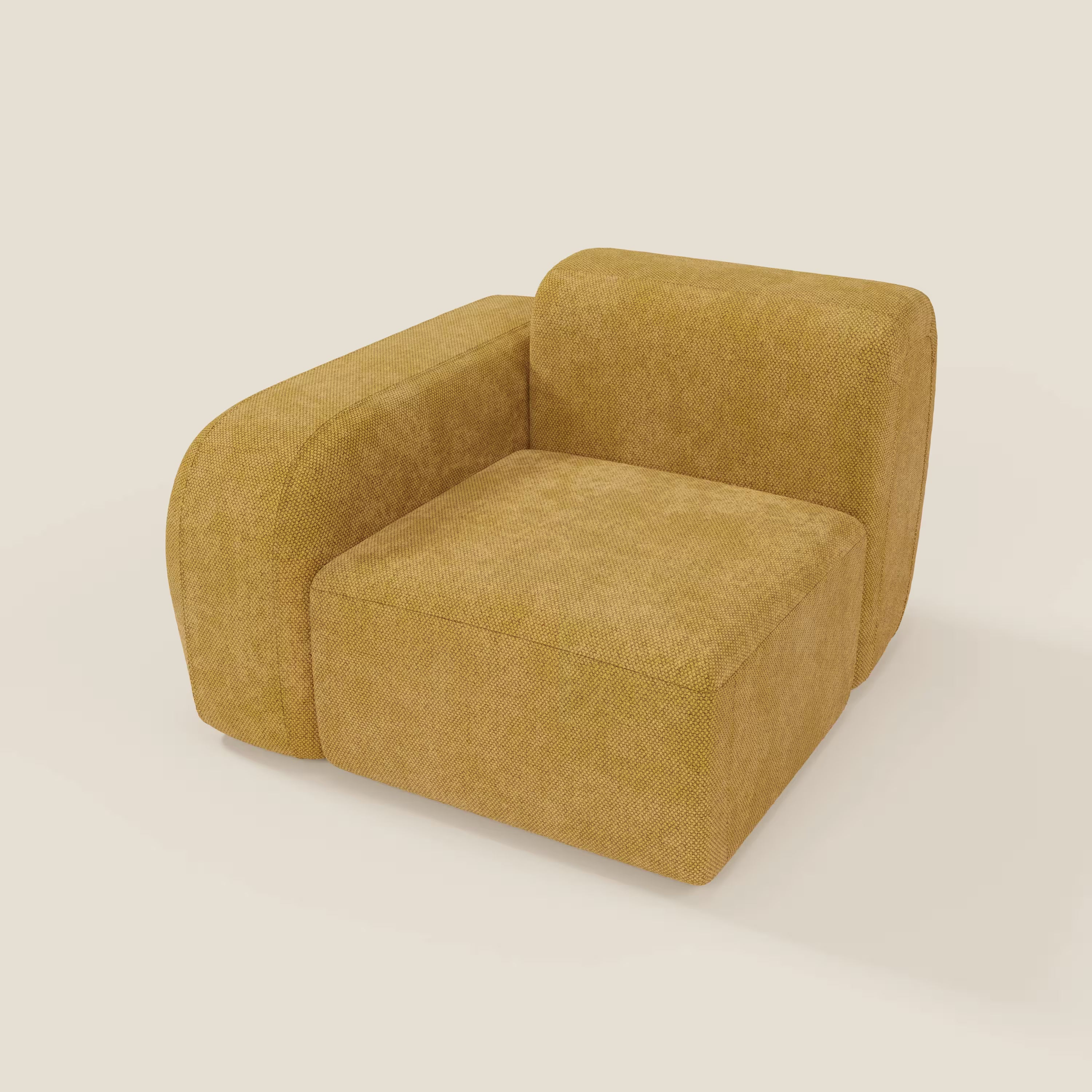 Il BonBon modulo terminale 105 cm sinistro - Grande Fratello edition giallo di Divani.Store è caratterizzato da una morbida imbottitura gialla, da cuscini a blocchi e dal bracciolo sinistro, che catturano il moderno design italiano su uno sfondo beige chiaro.