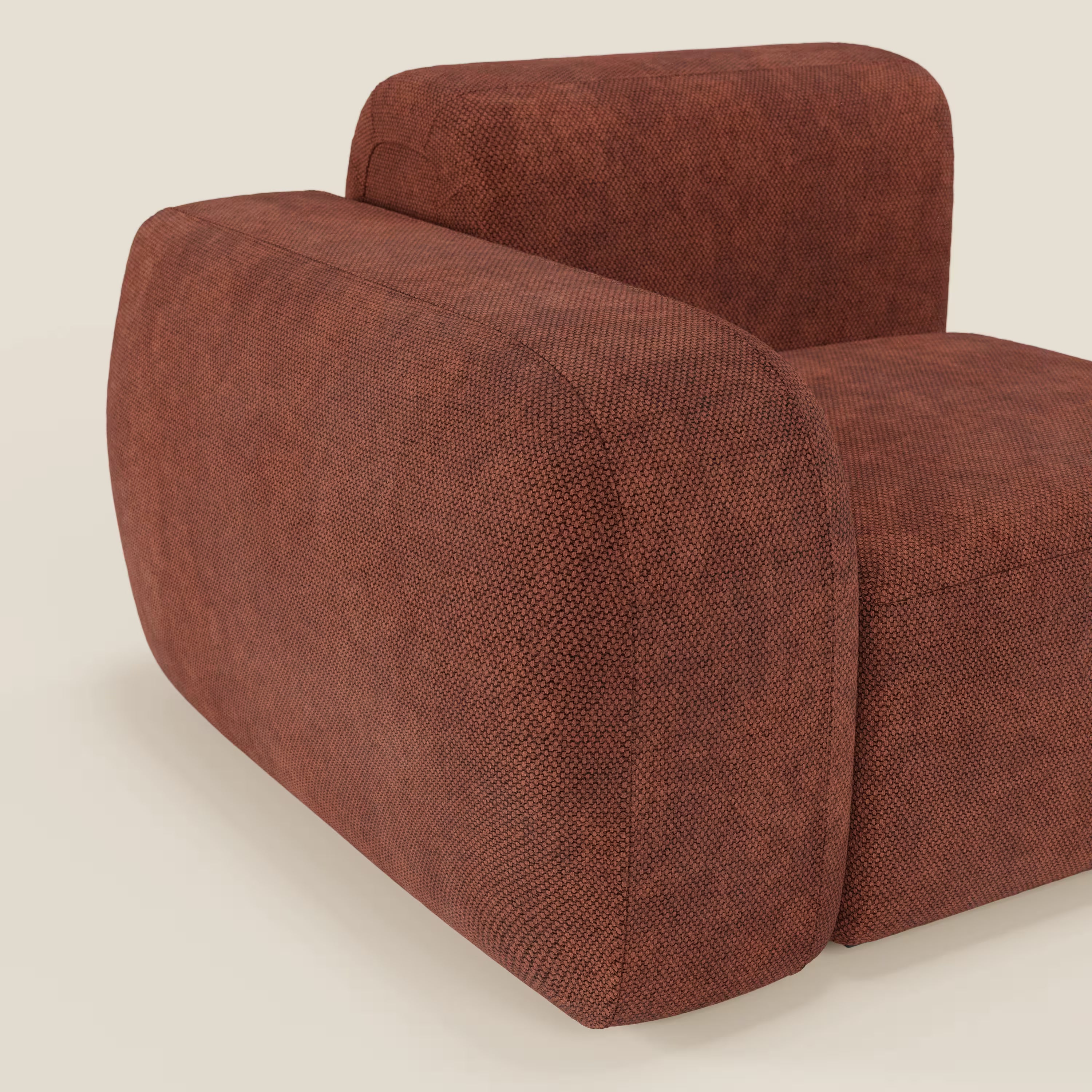 BonBon modulo terminale 105 cm sinistro o destro - Grande Fratello edition ruggine di Divani.Store è una poltrona moderna e oversize con rivestimento color ruggine, bordi arrotondati, braccioli spessi e un design morbido ispirato all'artigianato italiano.