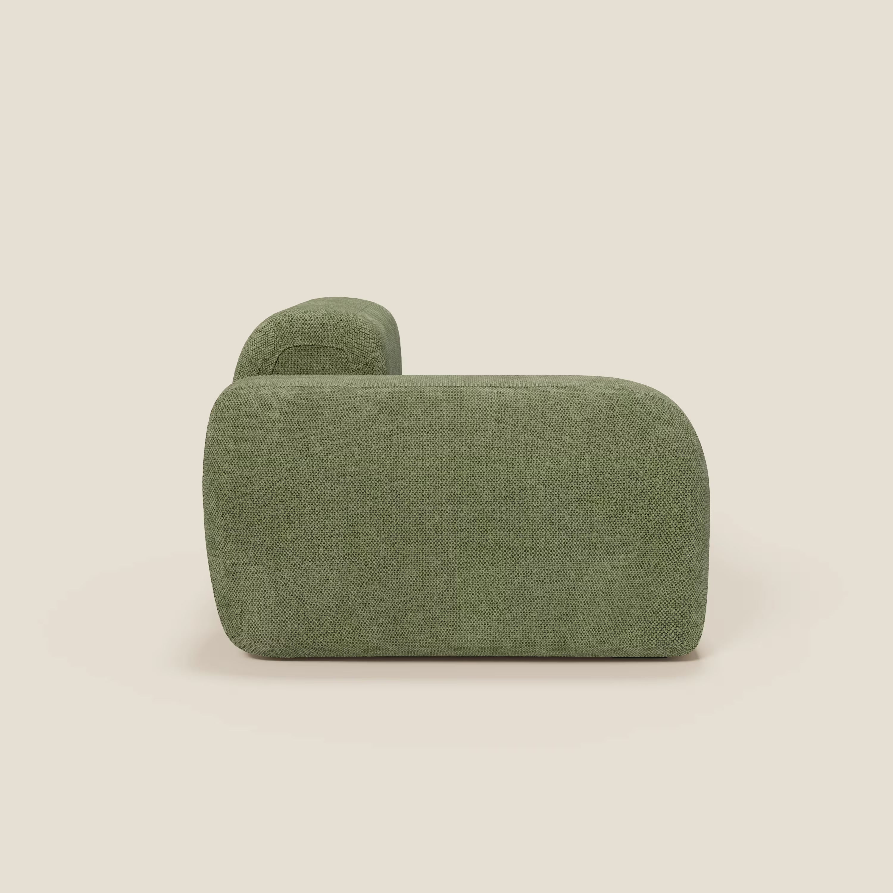 Il BonBon modulo terminale 105 cm sinistro o destro - Grande Fratello edition verde muschio di Divani.Store è presentato lateralmente su uno sfondo bianco sporco, con un design minimalista dai bordi arrotondati, un bracciolo spesso e uno schienale basso per il massimo comfort.