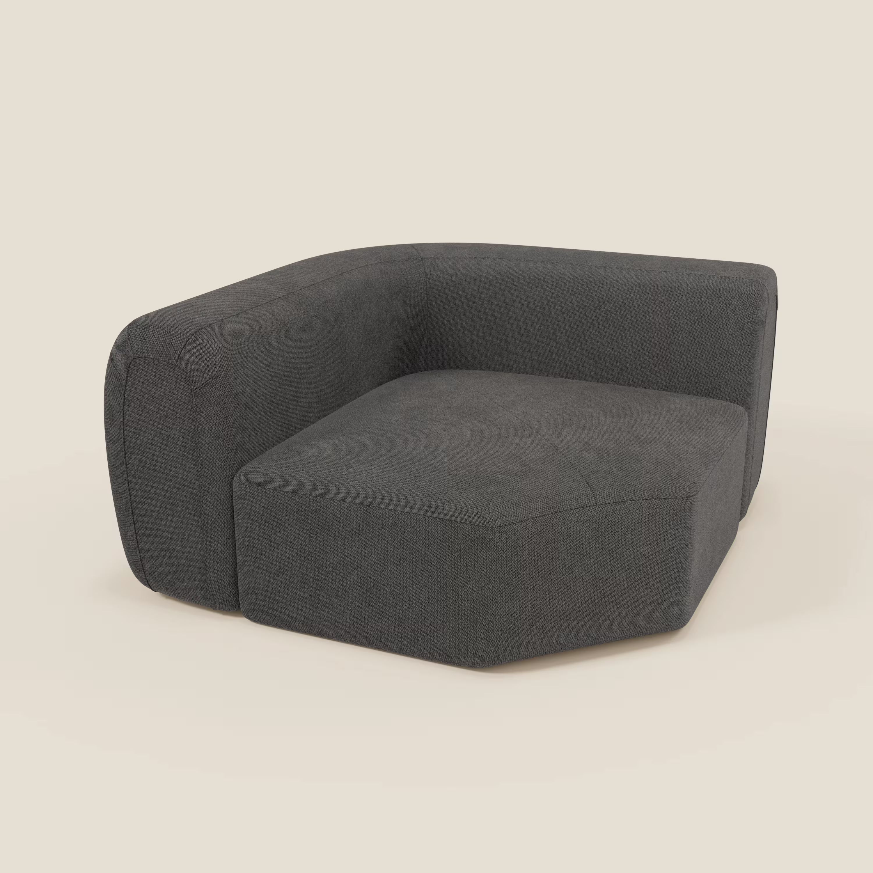 Bonbon Modulo angolare di Divani.Store è una moderna sedia modulare in tessuto antracite T23 antimacchia, caratterizzata da spessi braccioli bassi, una solida base e un'ampia imbottitura geometrica, su uno sfondo beige chiaro.