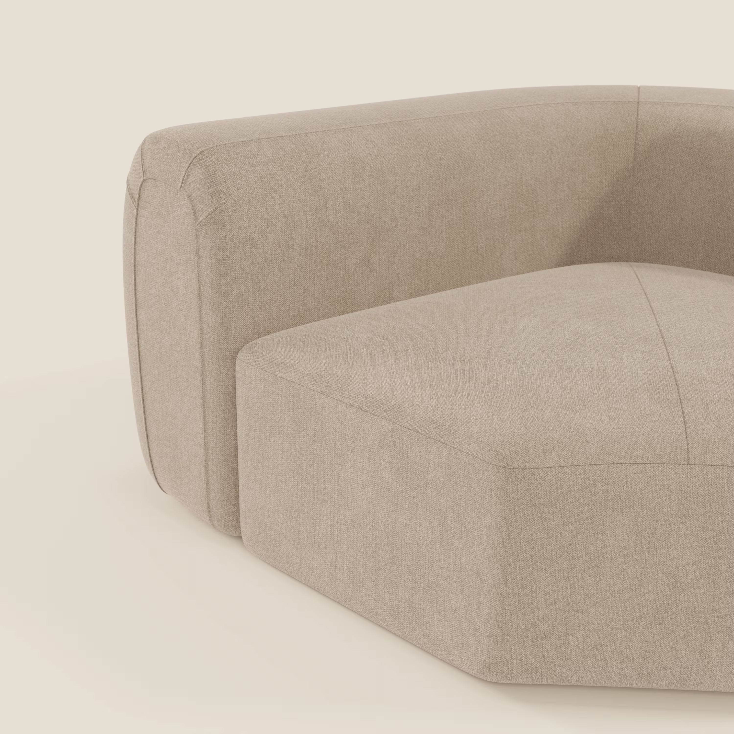 Un primo piano di Bonbon Modulo angolare di Divani.Store, un moderno divano componibile in tessuto antimacchia T23 beige, mostra la seduta e lo schienale angolari dalle linee pulite, la texture morbida e i bordi lisci su uno sfondo neutro.