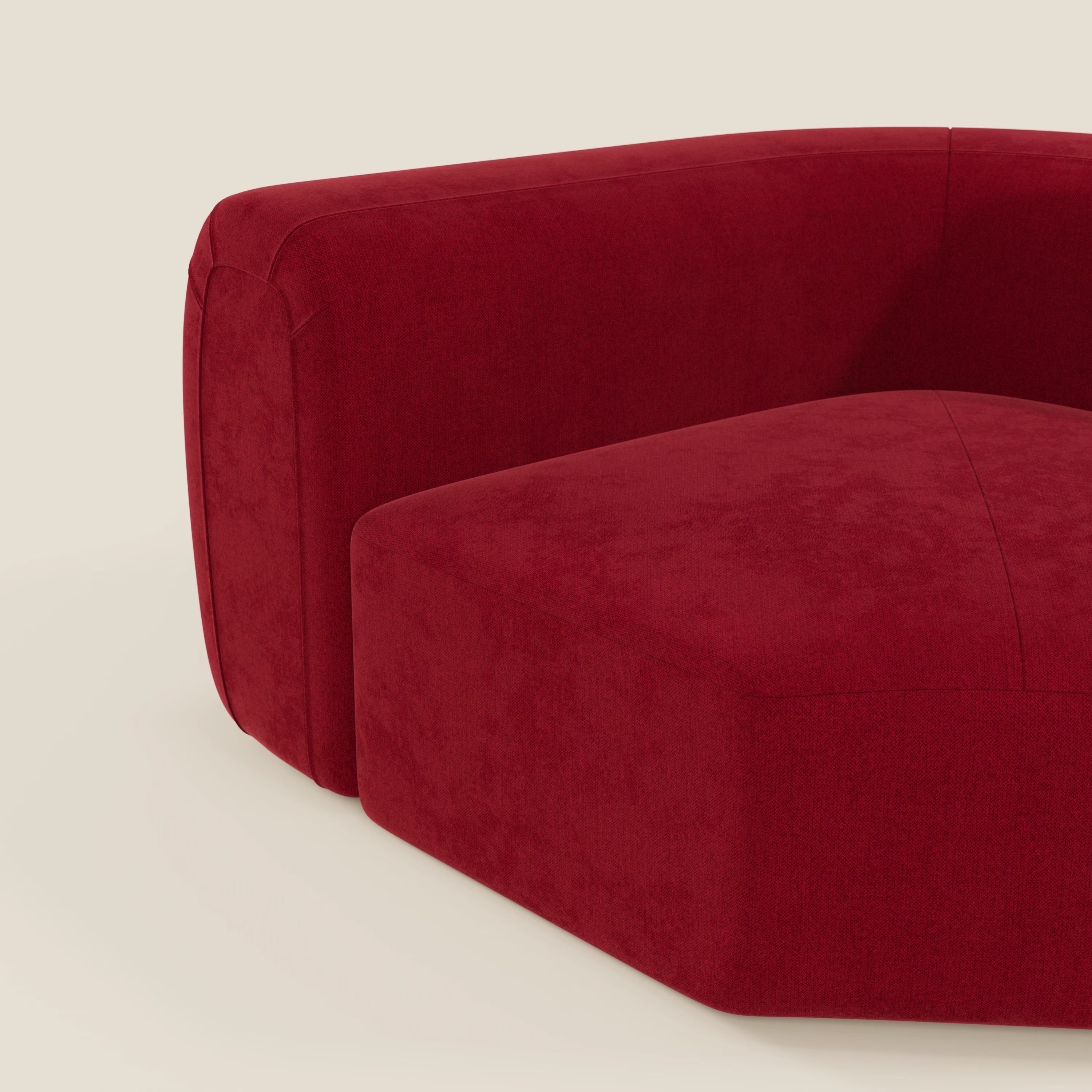 Un primo piano della poltrona Bonbon Modulo angolare di Divani.Store, una poltrona moderna in tessuto antimacchia T23 bordeaux intenso con bordi arrotondati e cuscini morbidi, su uno sfondo beige che ne evidenzia il design minimale e la consistenza.