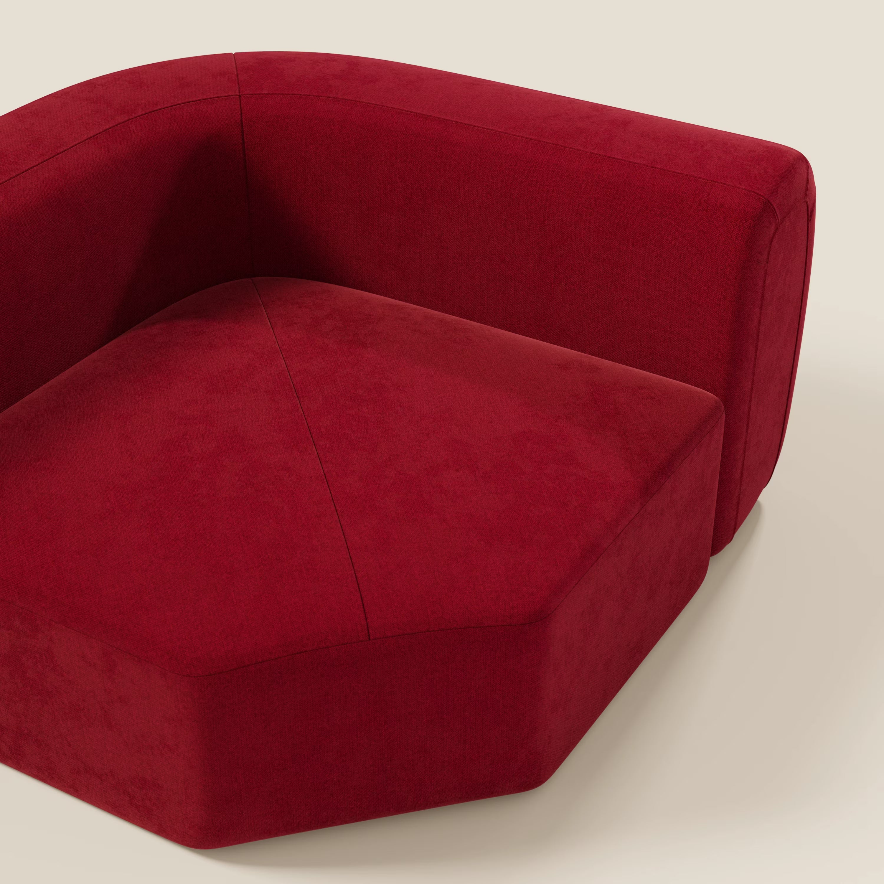 Bonbon Modulo angolare di Divani.Store è un divano angolare moderno e di basso profilo in tessuto antimacchia T23 bordeaux. Lo schienale curvo e la seduta geometrica spiccano sul fondo beige.