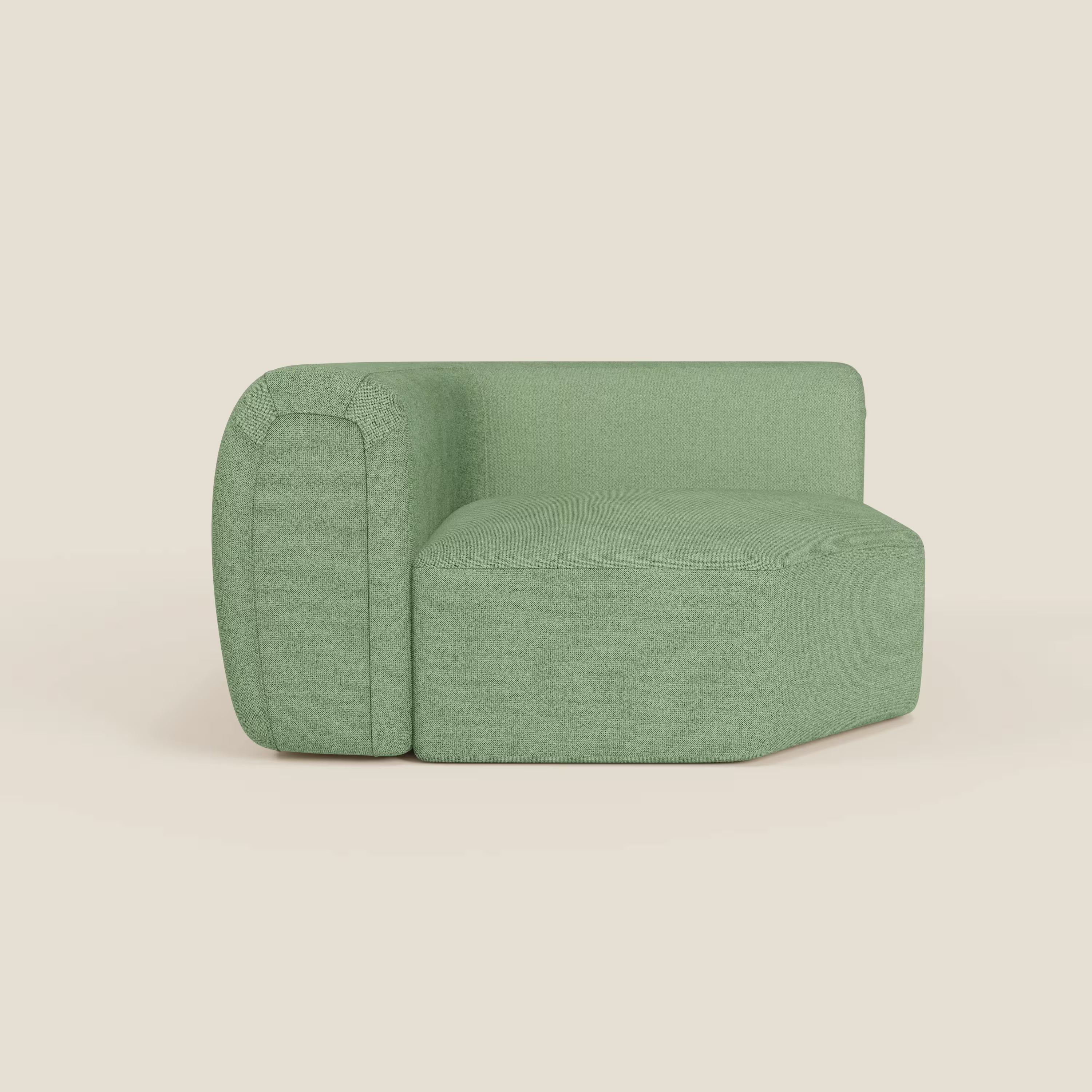 Bonbon Modulo angolare di Divani.Store è un divano moderno e componibile in tessuto antimacchia T23 menta. Caratterizzato da bracciolo sinistro e schienale basso, il suo design minimalista con bordi arrotondati spicca su uno sfondo beige.