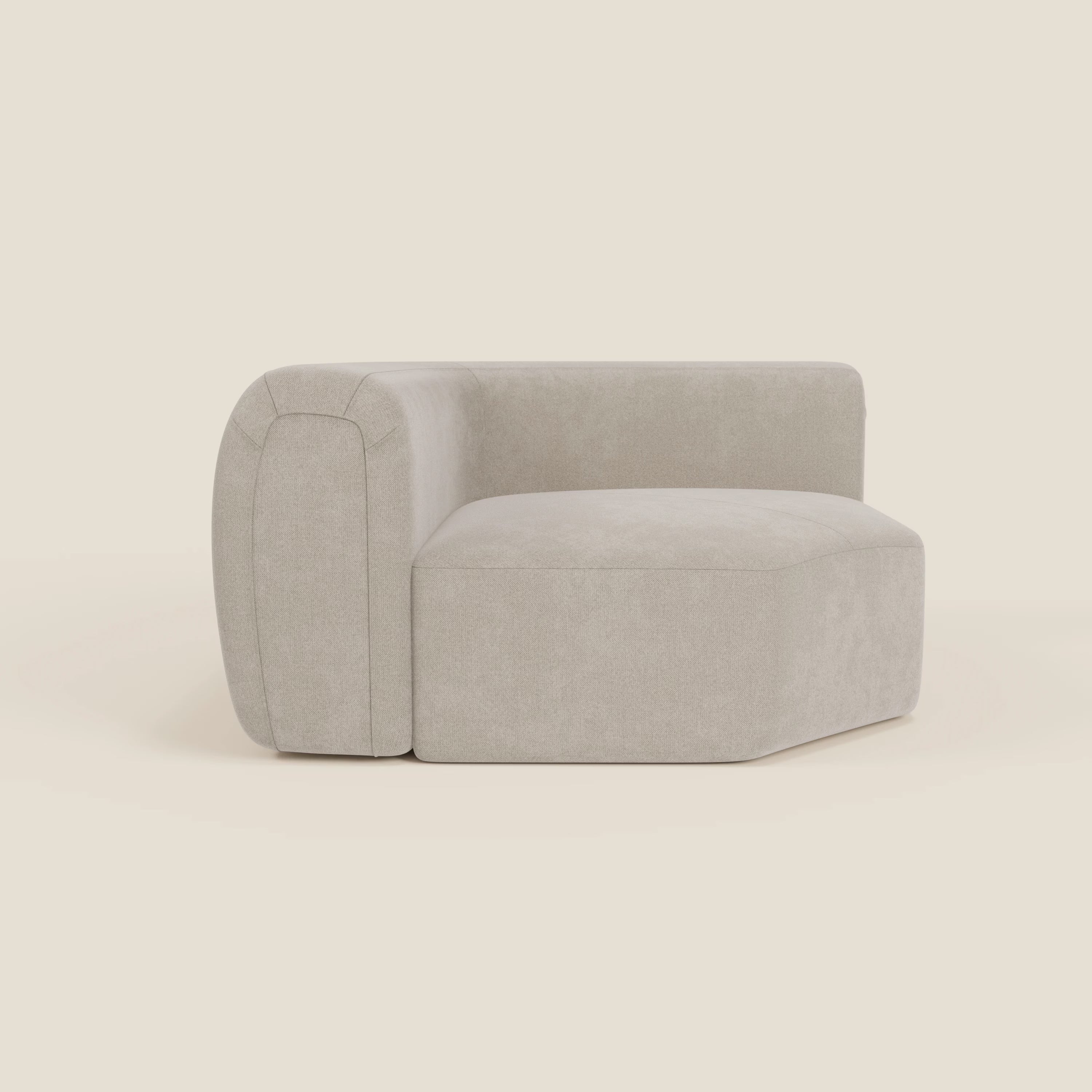 Bonbon Modulo angolare di Divani.Store è un divano angolare moderno e minimalista in tessuto smacchiabile T23 panna, caratterizzato da schienale basso, ampia seduta, linee pulite e bordi arrotondati su uno sfondo neutro chiaro.