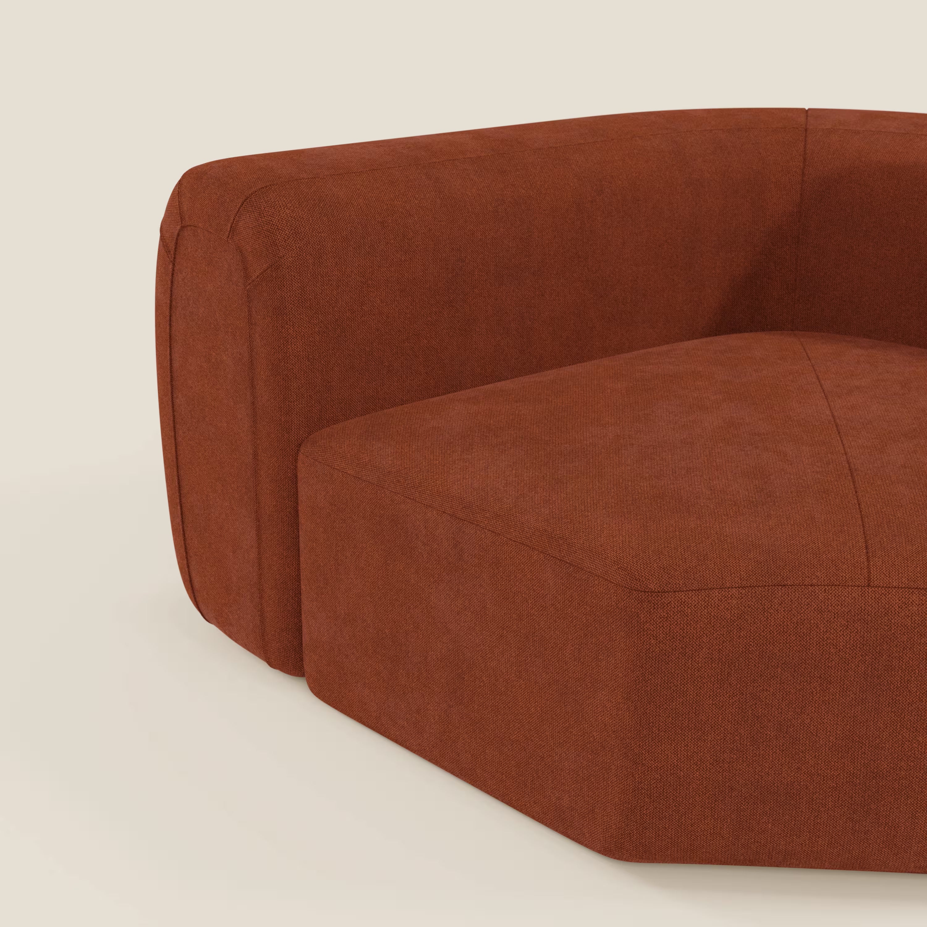 Un primo piano di Bonbon Modulo angolare di Divani.Store, un moderno divano modulare color ruggine in tessuto antimacchia T23, mostra le sue linee pulite e la sua consistenza morbida su uno sfondo beige chiaro, sottolineando il suo design minimalista e squadrato.