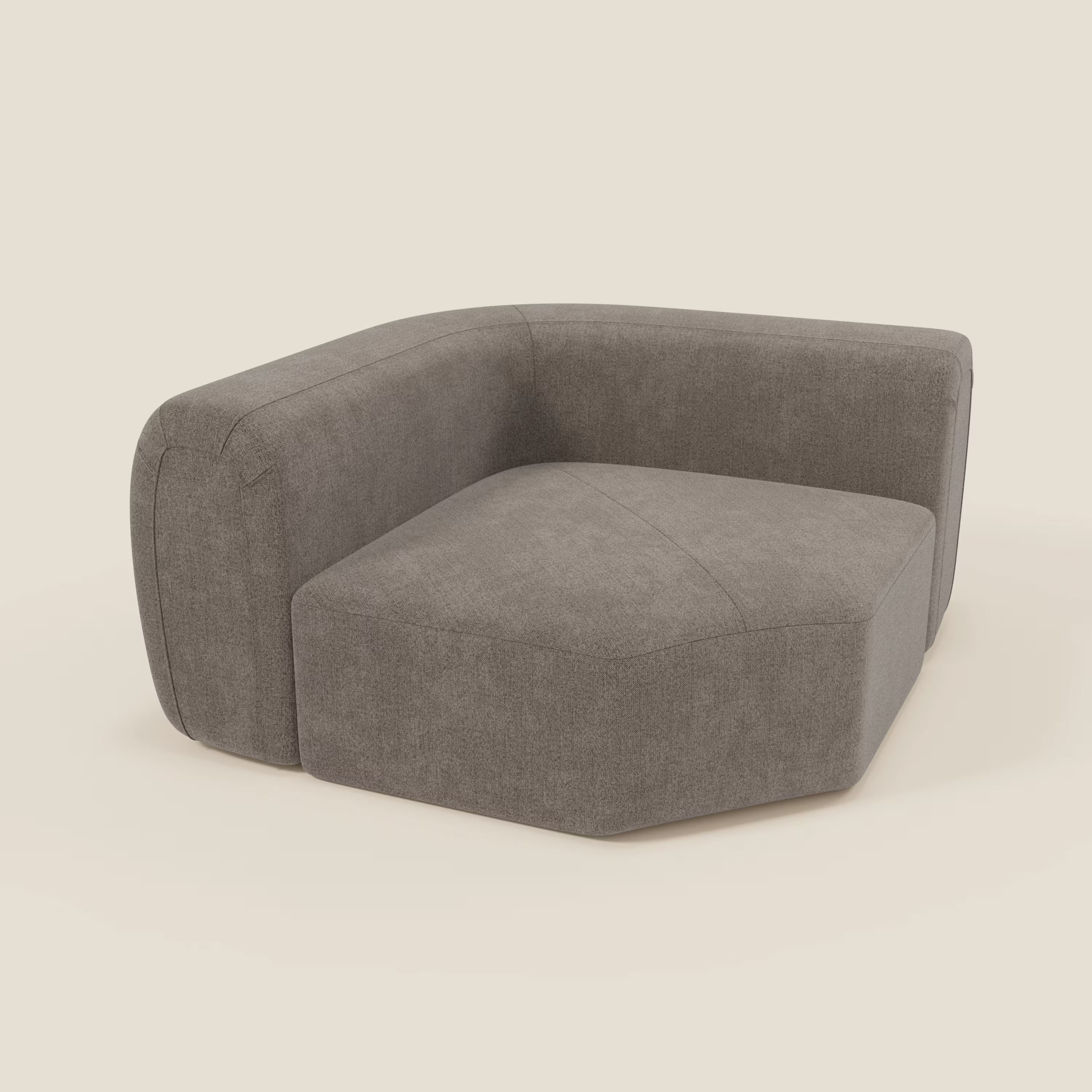 Bonbon modulo angolare di Divani.Store è una sedia moderna senza braccioli in tessuto talpa T23 antimacchia, con ampia seduta bassa e schienale curvo, presentata su uno sfondo beige chiaro.