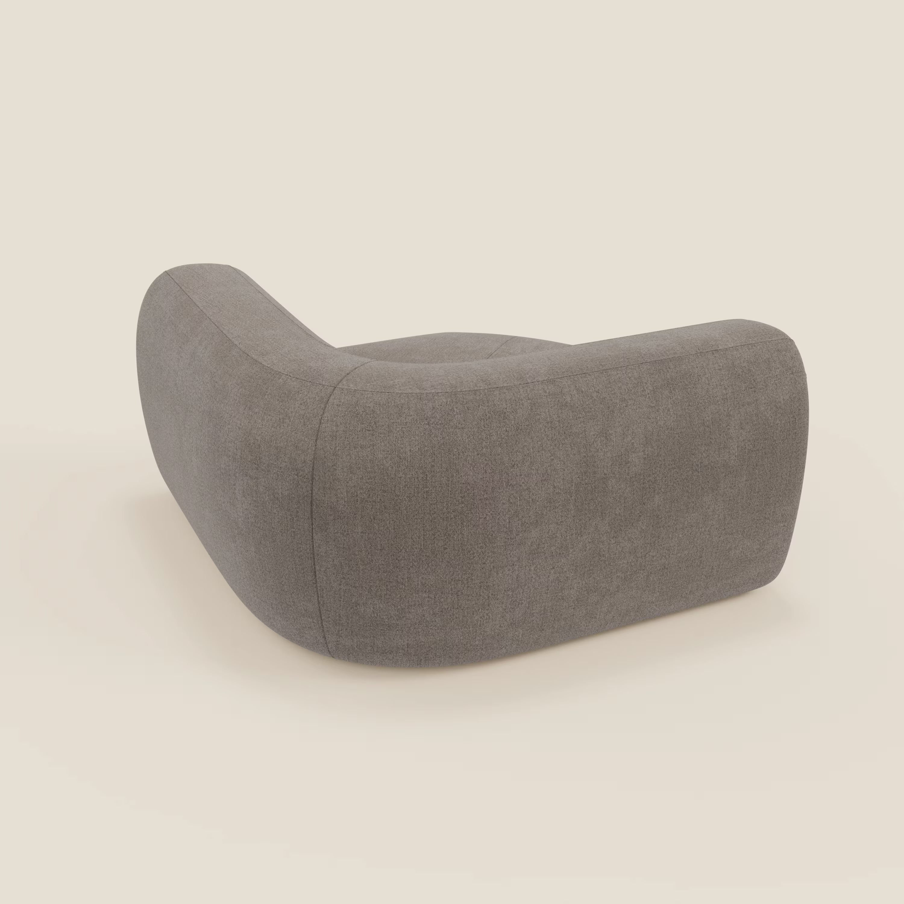 Bonbon Modulo angolare di Divani.Store è un divano modulare moderno e di basso profilo in tessuto T23 taupe, facile da pulire. Con bordi morbidi e arrotondati e una seduta profonda, il suo design a cuscino ha un'imbottitura liscia e non ha gambe o braccioli visibili.