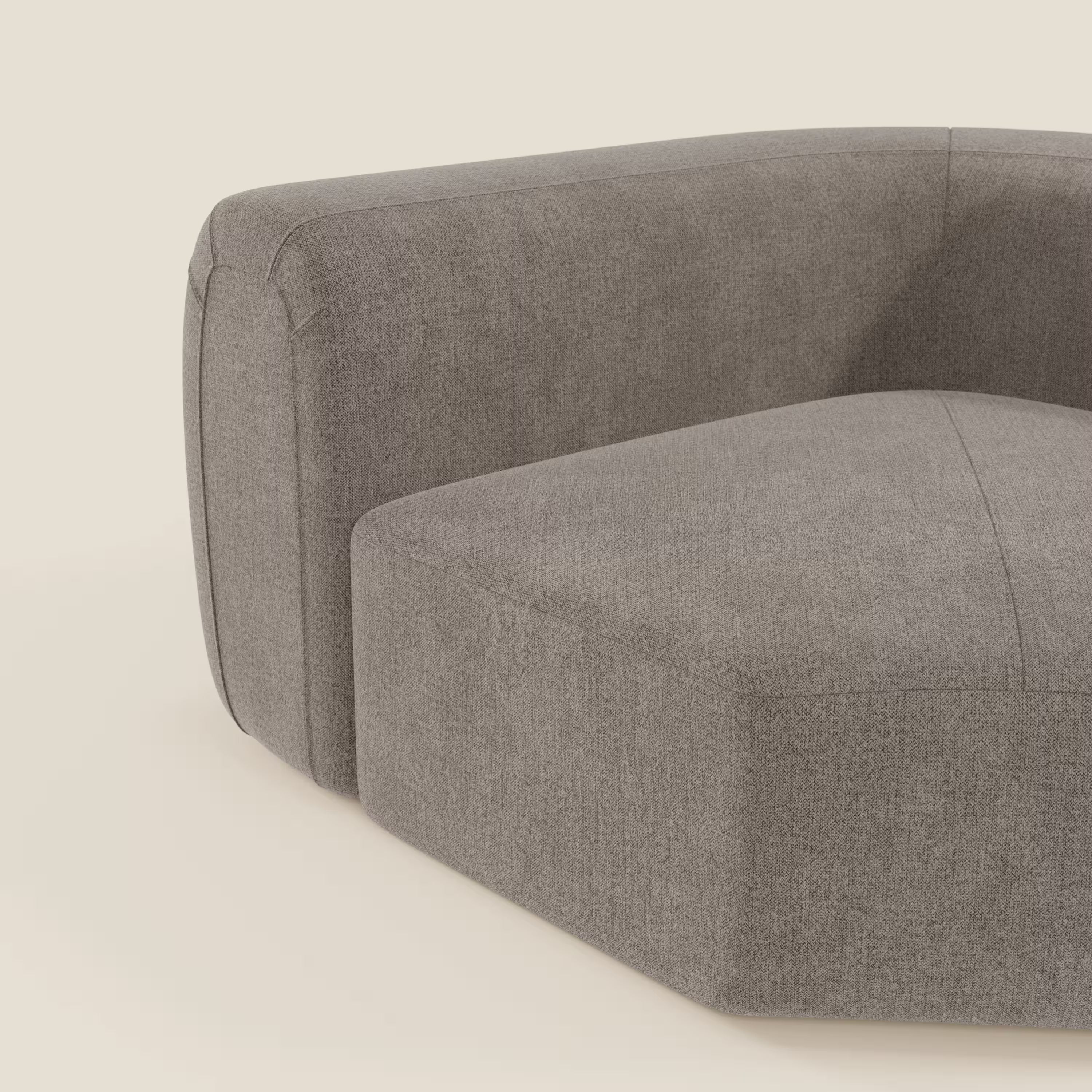 Primo piano di Bonbon Modulo angolare di Divani.Store, un moderno divano componibile in tessuto smacchiabile T23 talpa, che mostra l'ampia seduta e lo schienale curvo su uno sfondo chiaro.