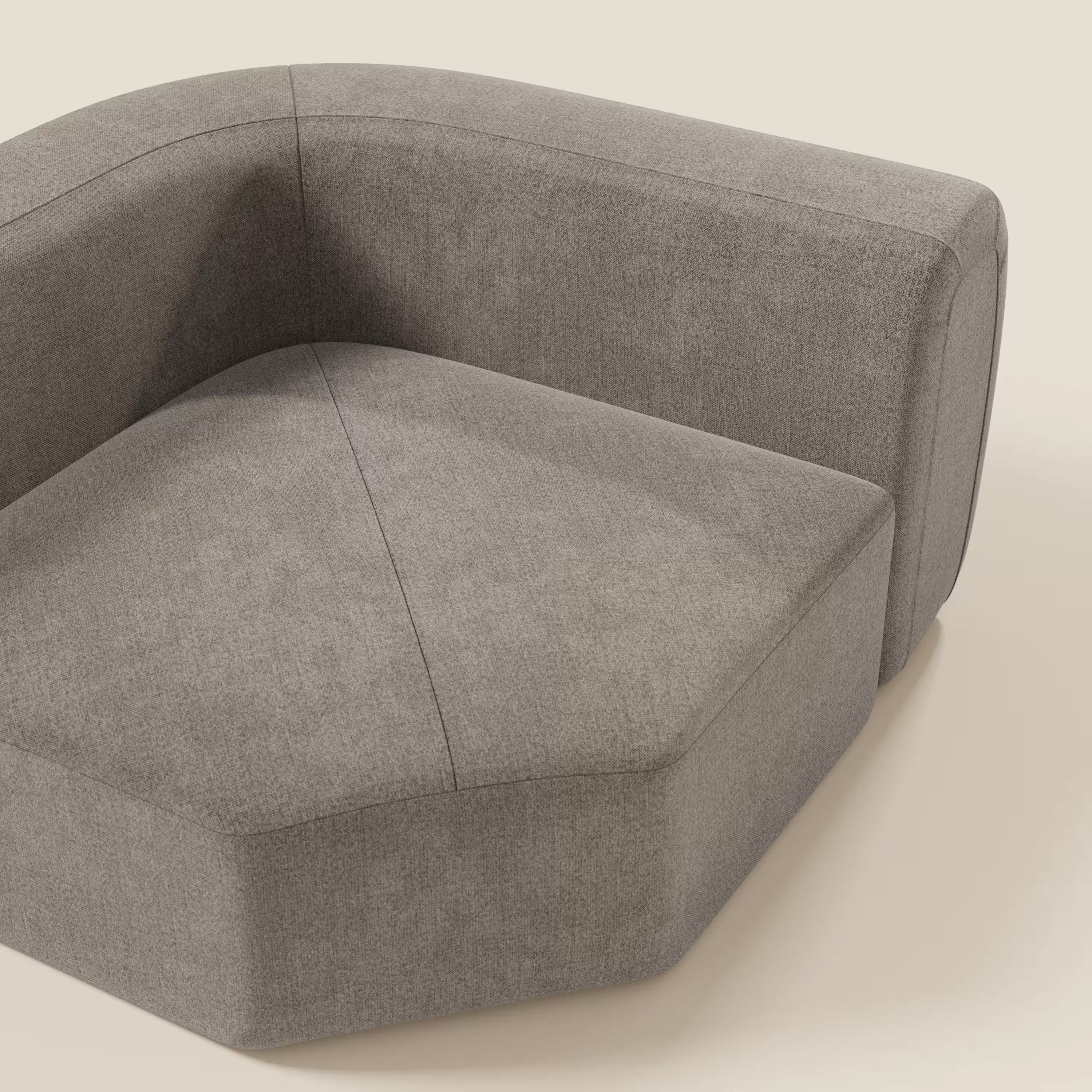 Il Bonbon Modulo angolare di Divani.Store è un moderno divano componibile in tessuto antimacchia T23 color tortora, caratterizzato da sedute angolari e ampi braccioli arrotondati, esposti su un fondo beige per una facile pulizia e una freschezza duratura.