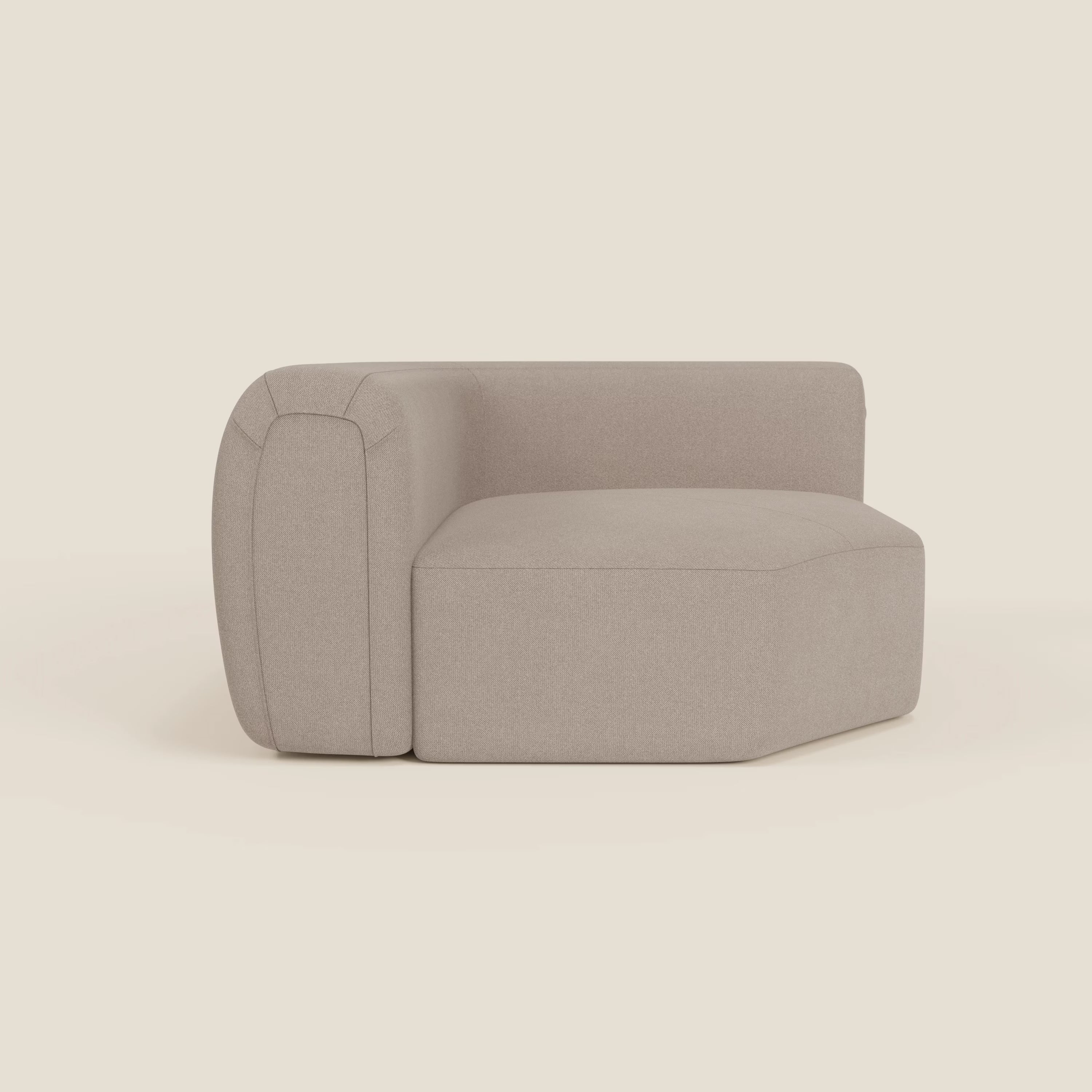 Il Bonbon Modulo angolare di Divani.Store è un moderno divano componibile beige chiaro con bracciolo sinistro, cuscini morbidi e arrotondati, design minimalista in tessuto antimacchia T23 tortora facile da pulire.