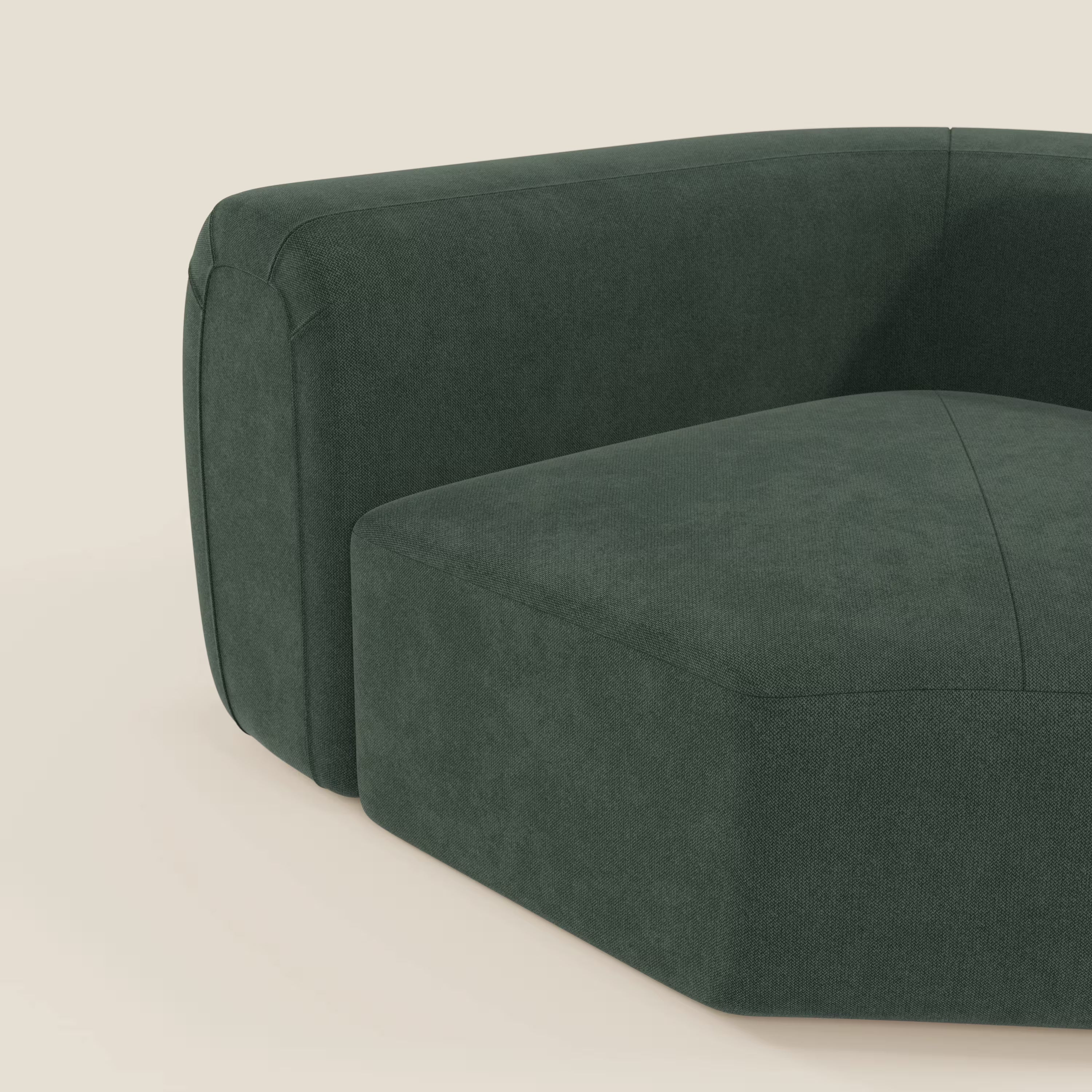 Primo piano del modulo angolare Bonbon di Divani.Store, un moderno e squadrato modulo imbottito di colore verde in tessuto smacchiabile T23, su uno sfondo tinta unita color crema. Viene mostrato un solo modulo angolare.